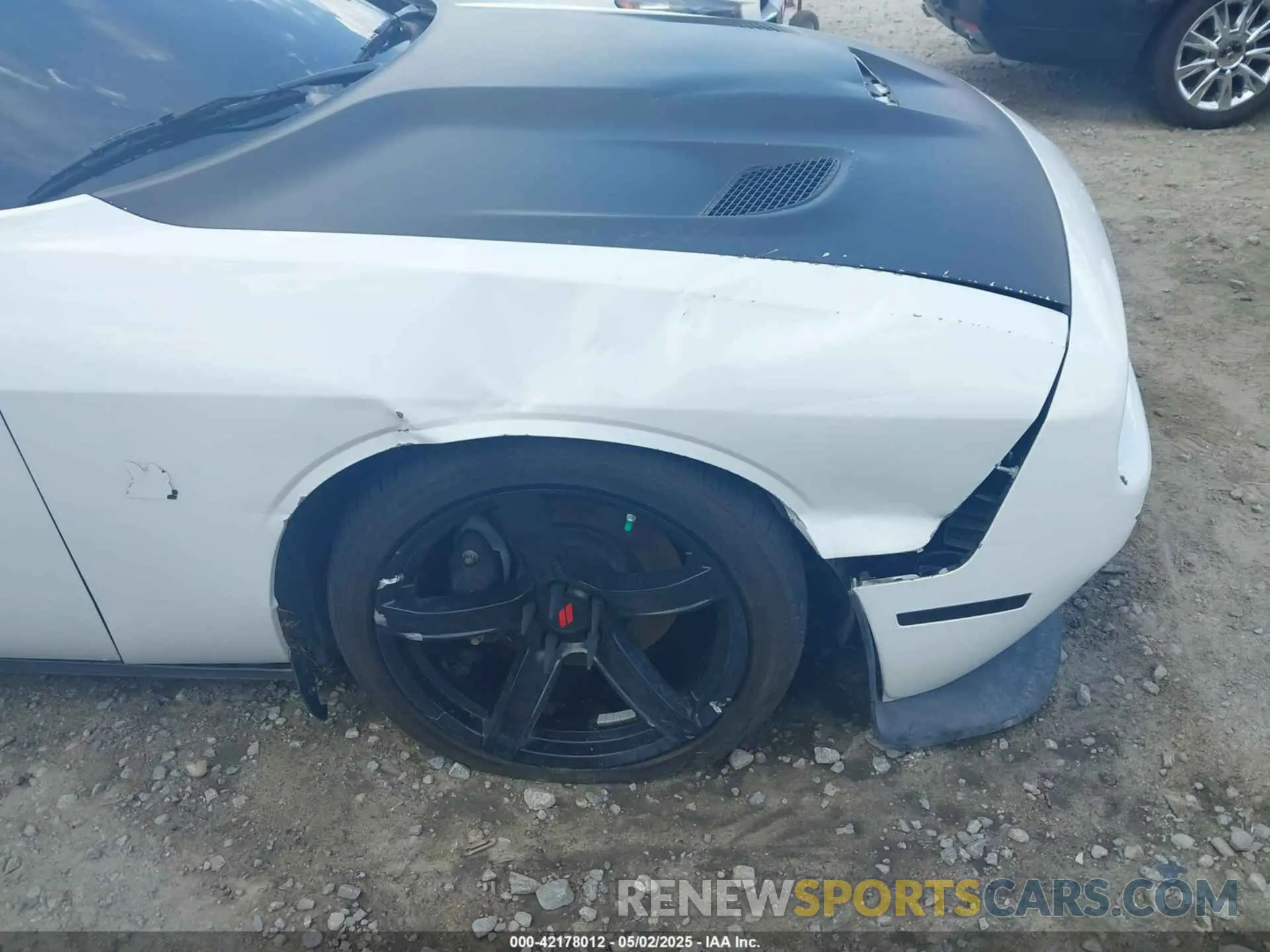 6 Photograph of a damaged car 2C3CDZFJ1LH117418 DODGE CHALLENGER 2020