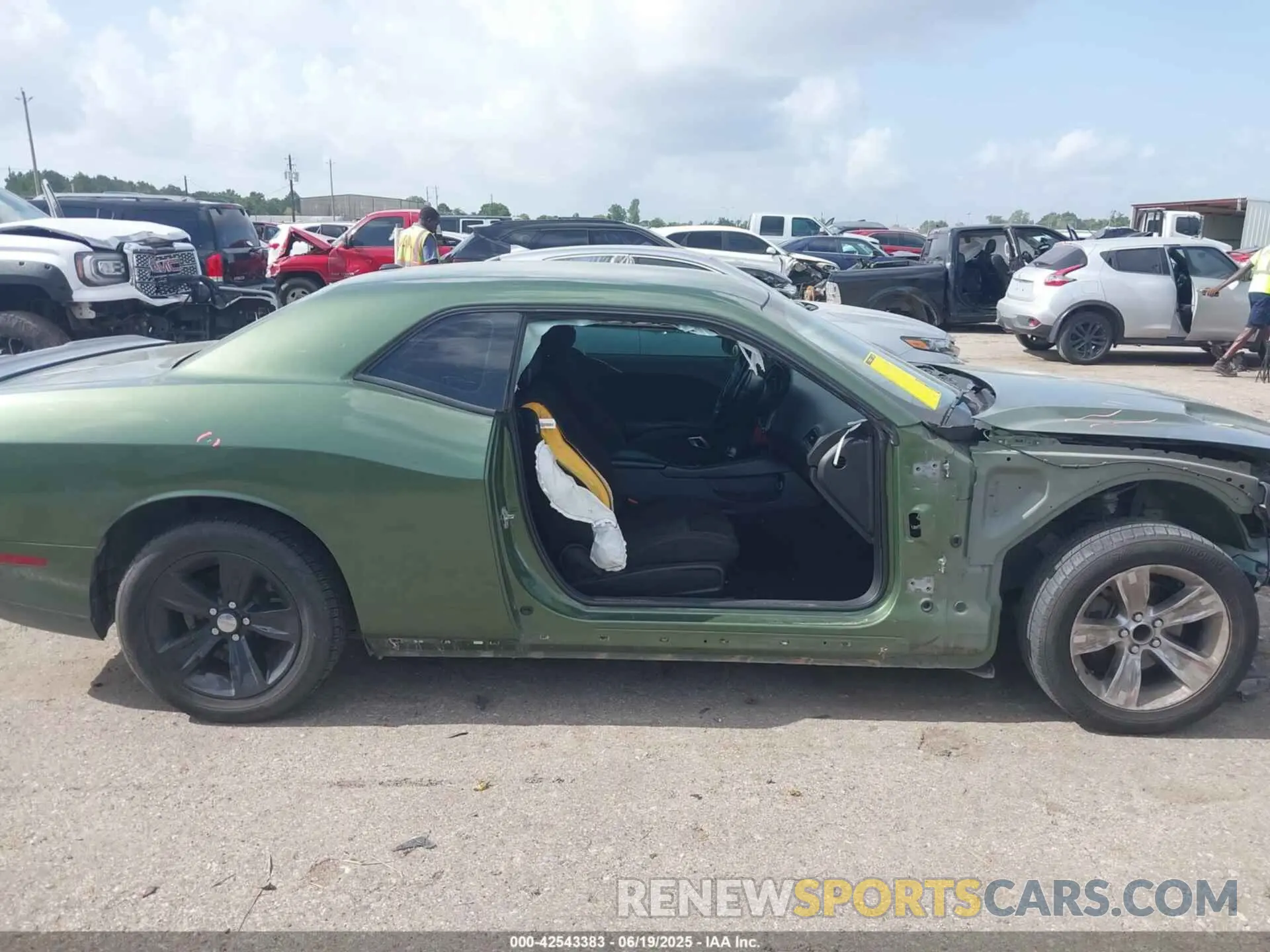 14 Photograph of a damaged car 2C3CDZAG1MH520988 DODGE CHALLENGER 2021