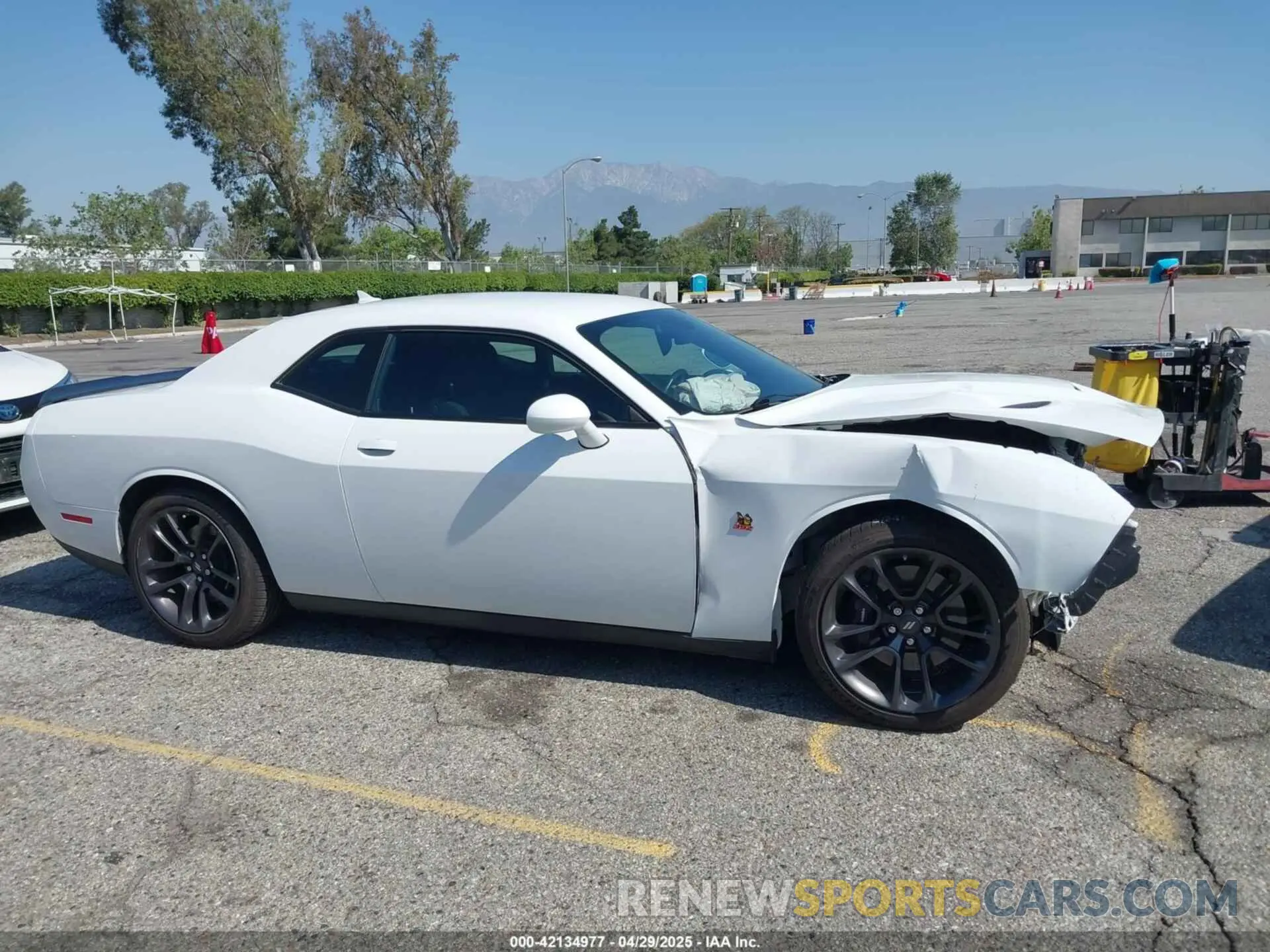 14 Photograph of a damaged car 2C3CDZFJ5MH530752 DODGE CHALLENGER 2021