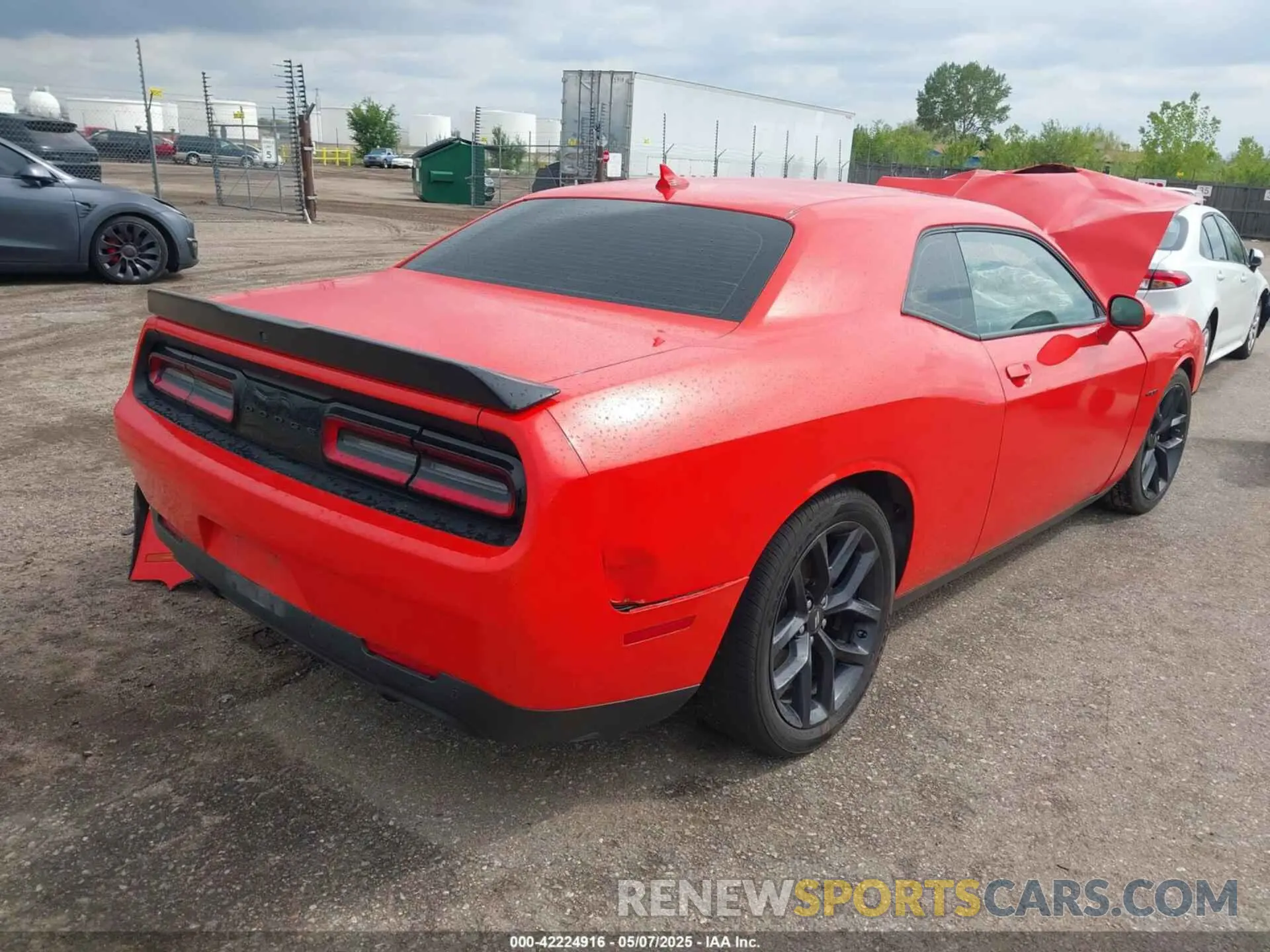 4 Photograph of a damaged car 2C3CDZBT0NH234000 DODGE CHALLENGER 2022