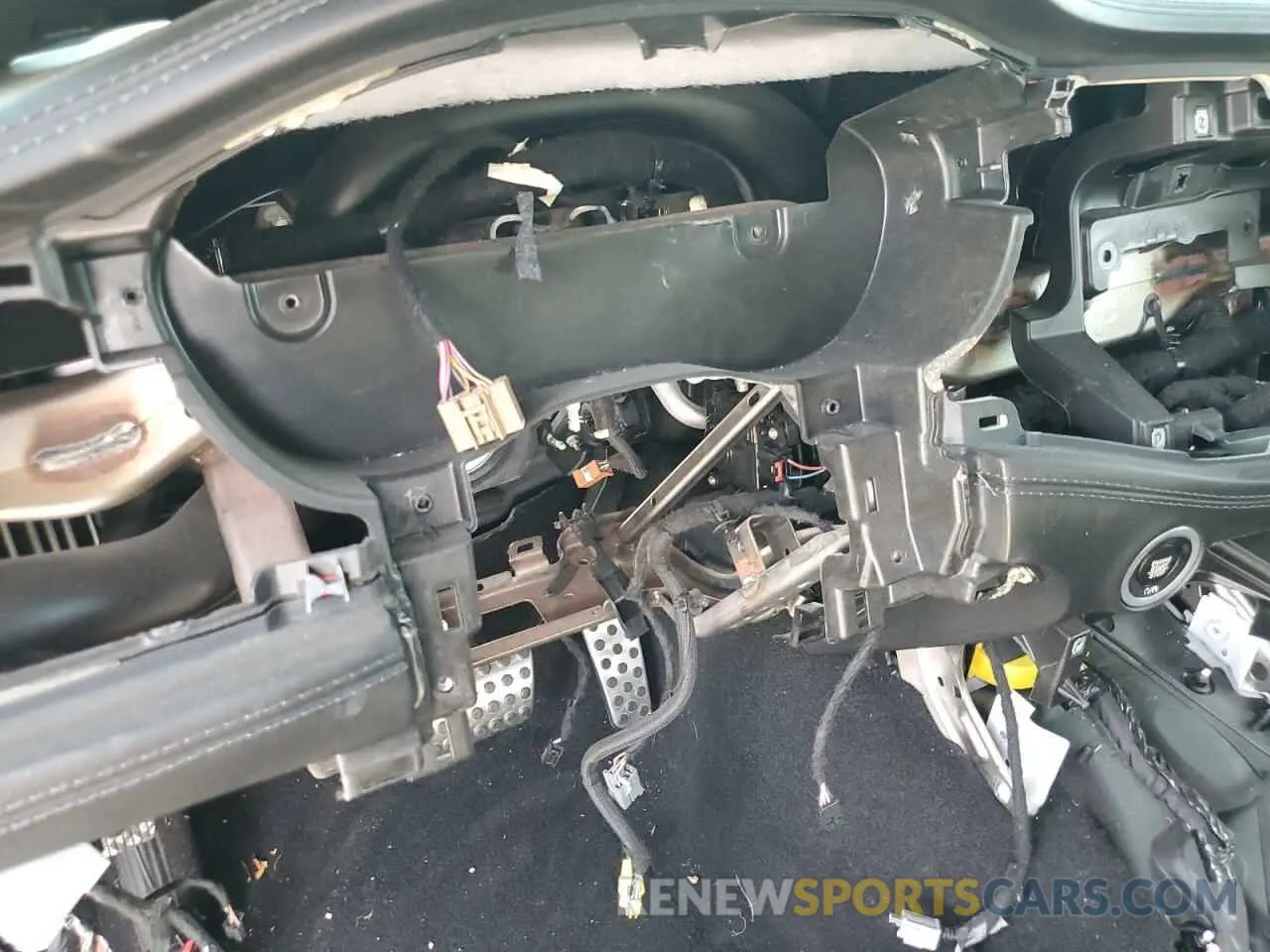 9 Photograph of a damaged car 2C3CDZFJ8NH156459 DODGE CHALLENGER 2022