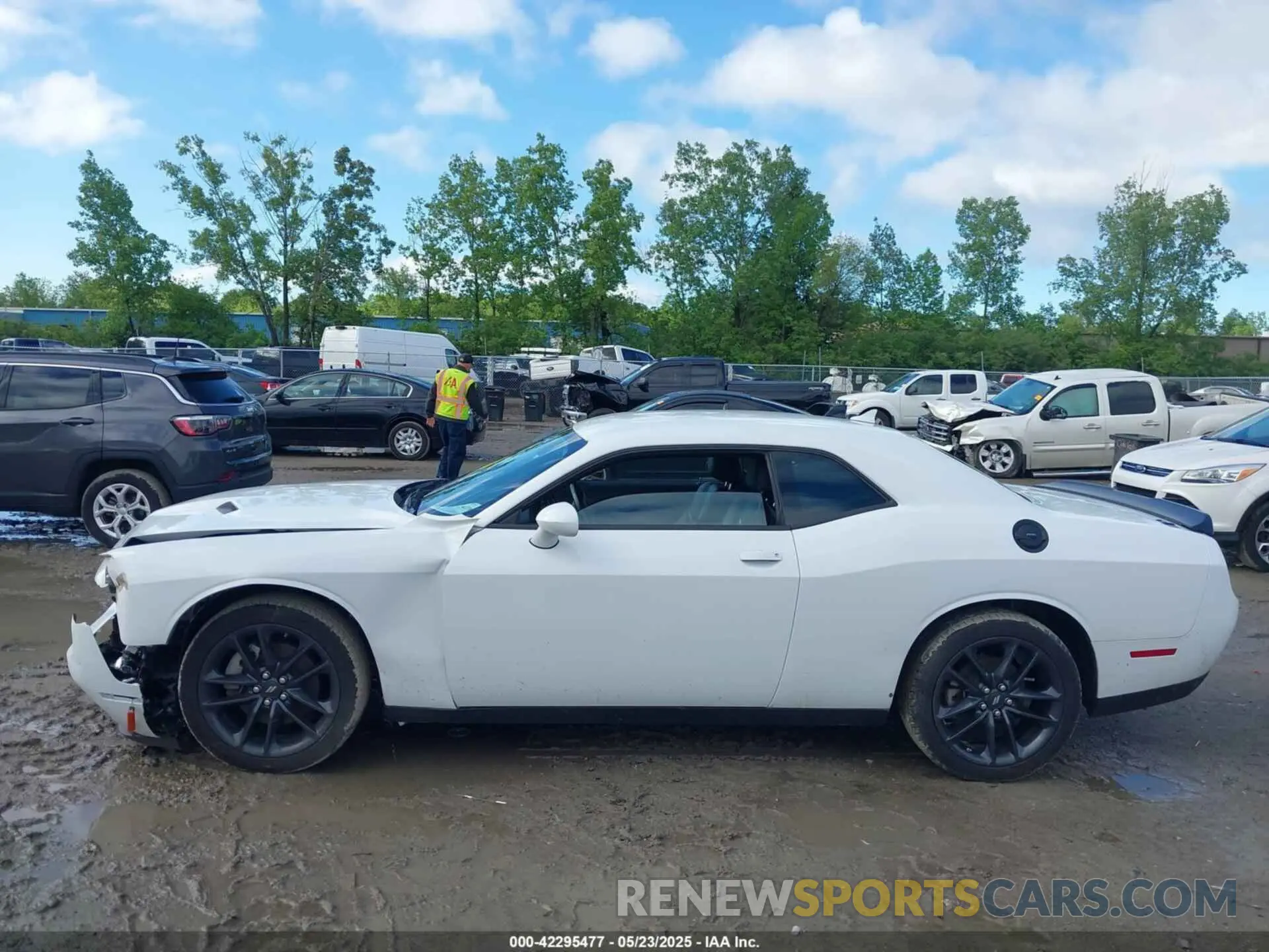 14 Photograph of a damaged car 2C3CDZGGXNH238891 DODGE CHALLENGER 2022