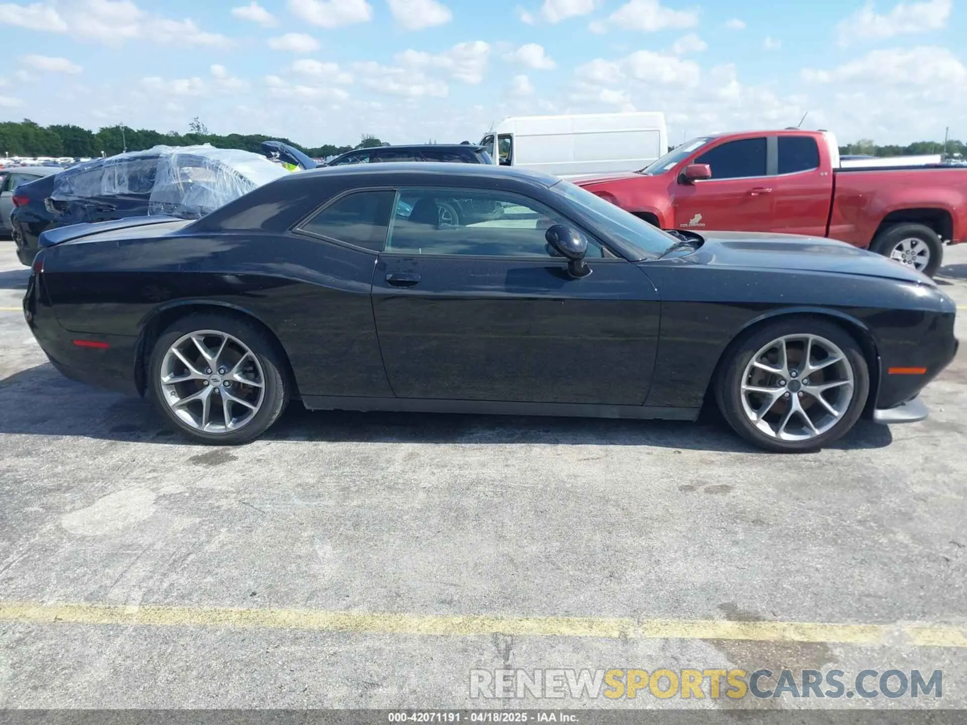 13 Photograph of a damaged car 2C3CDZJG1NH237606 DODGE CHALLENGER 2022