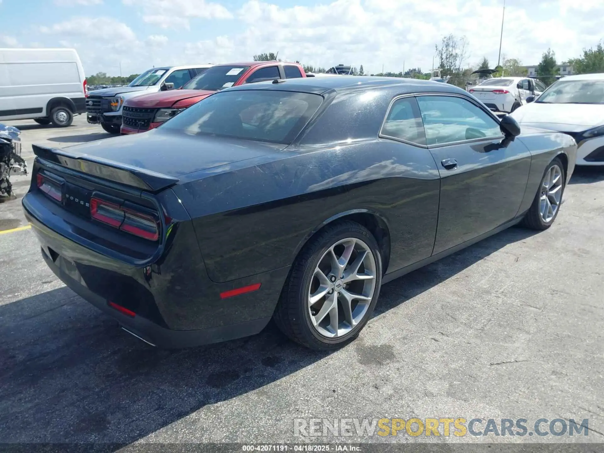 4 Photograph of a damaged car 2C3CDZJG1NH237606 DODGE CHALLENGER 2022