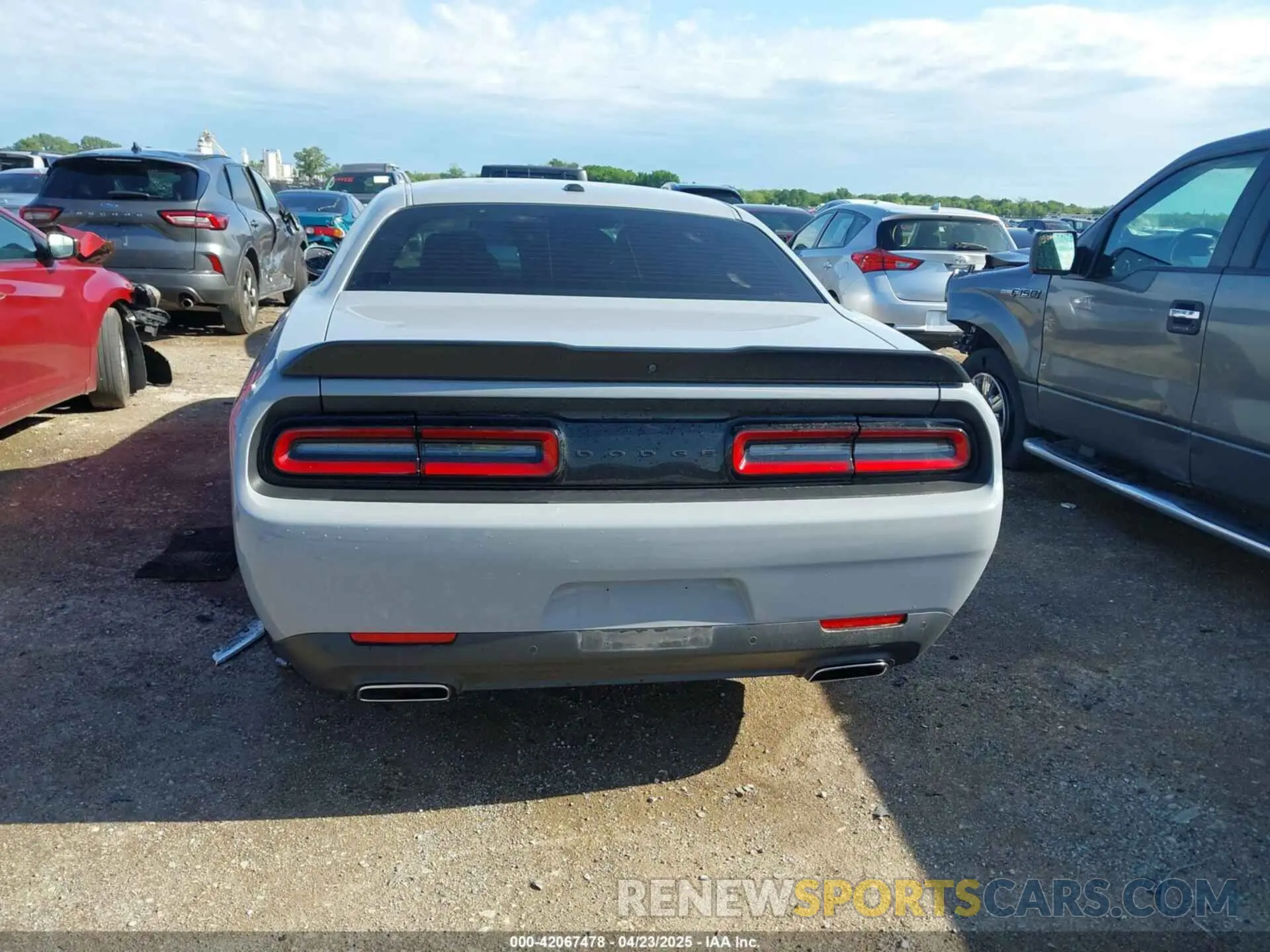 16 Photograph of a damaged car 2C3CDZJG5NH171660 DODGE CHALLENGER 2022