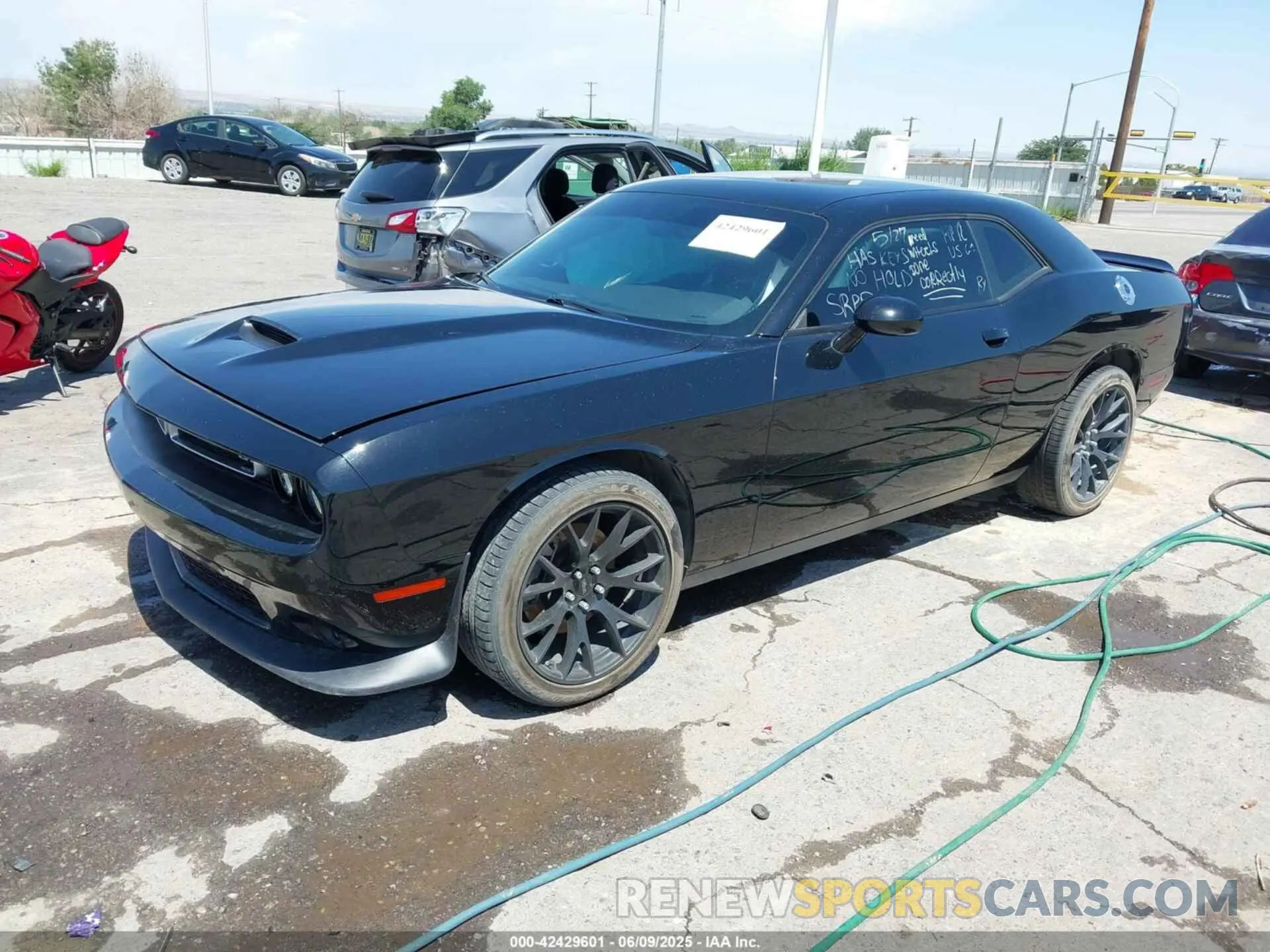 2 Фотография поврежденного автомобиля 2C3CDZKGXNH247713 DODGE CHALLENGER 2022