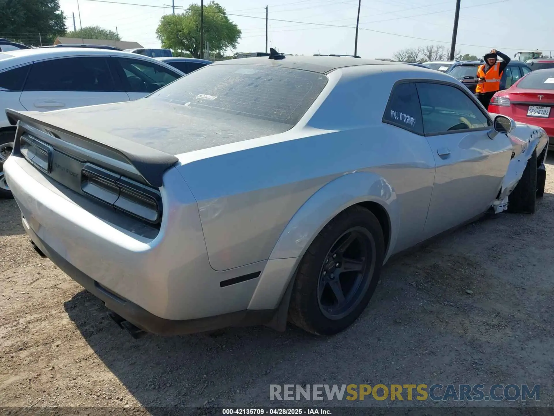 4 Photograph of a damaged car 2C3CDZL95NH121338 DODGE CHALLENGER 2022