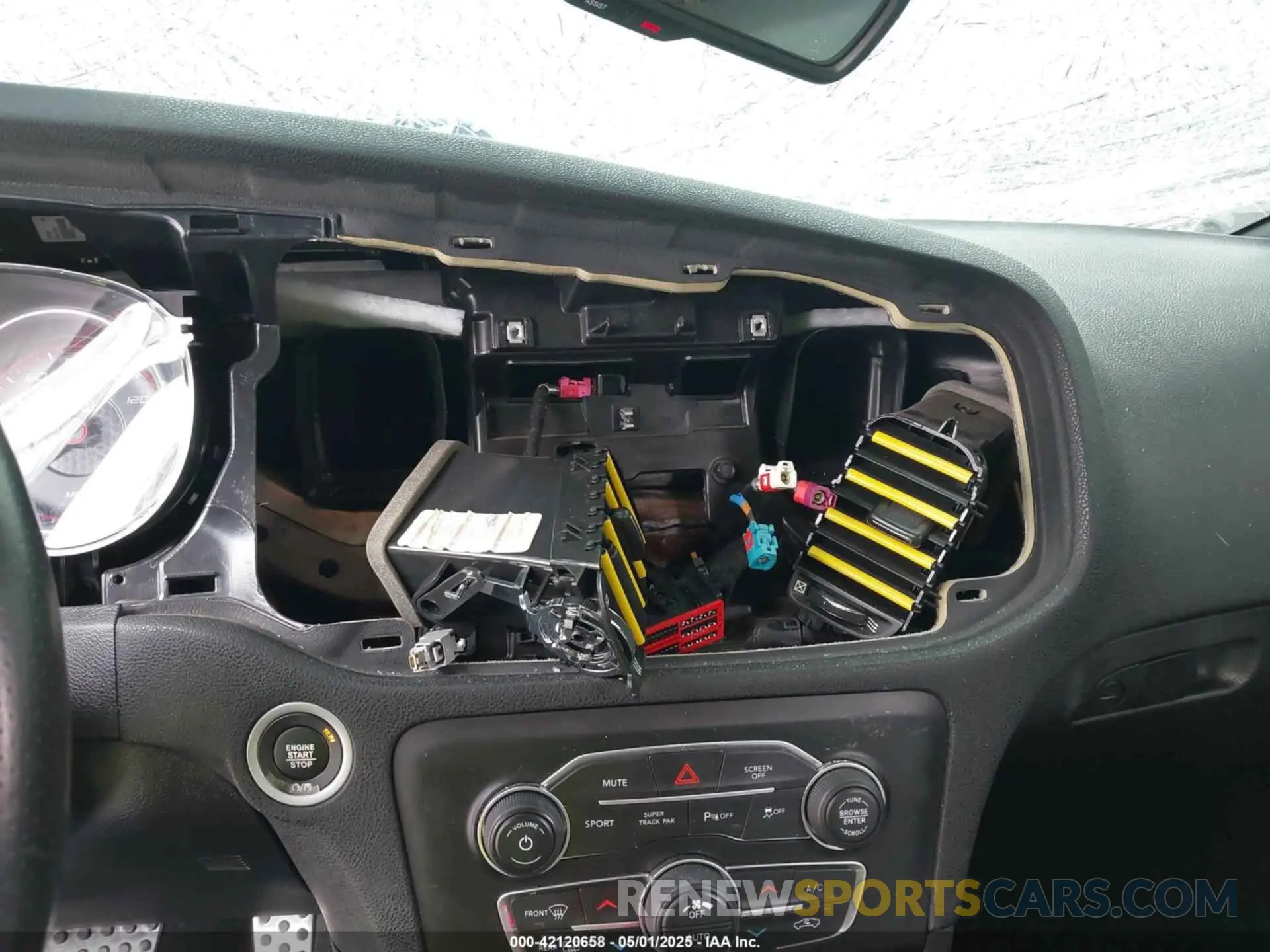 18 Photograph of a damaged car 2C3CDXCT2KH749207 DODGE CHARGER 2019