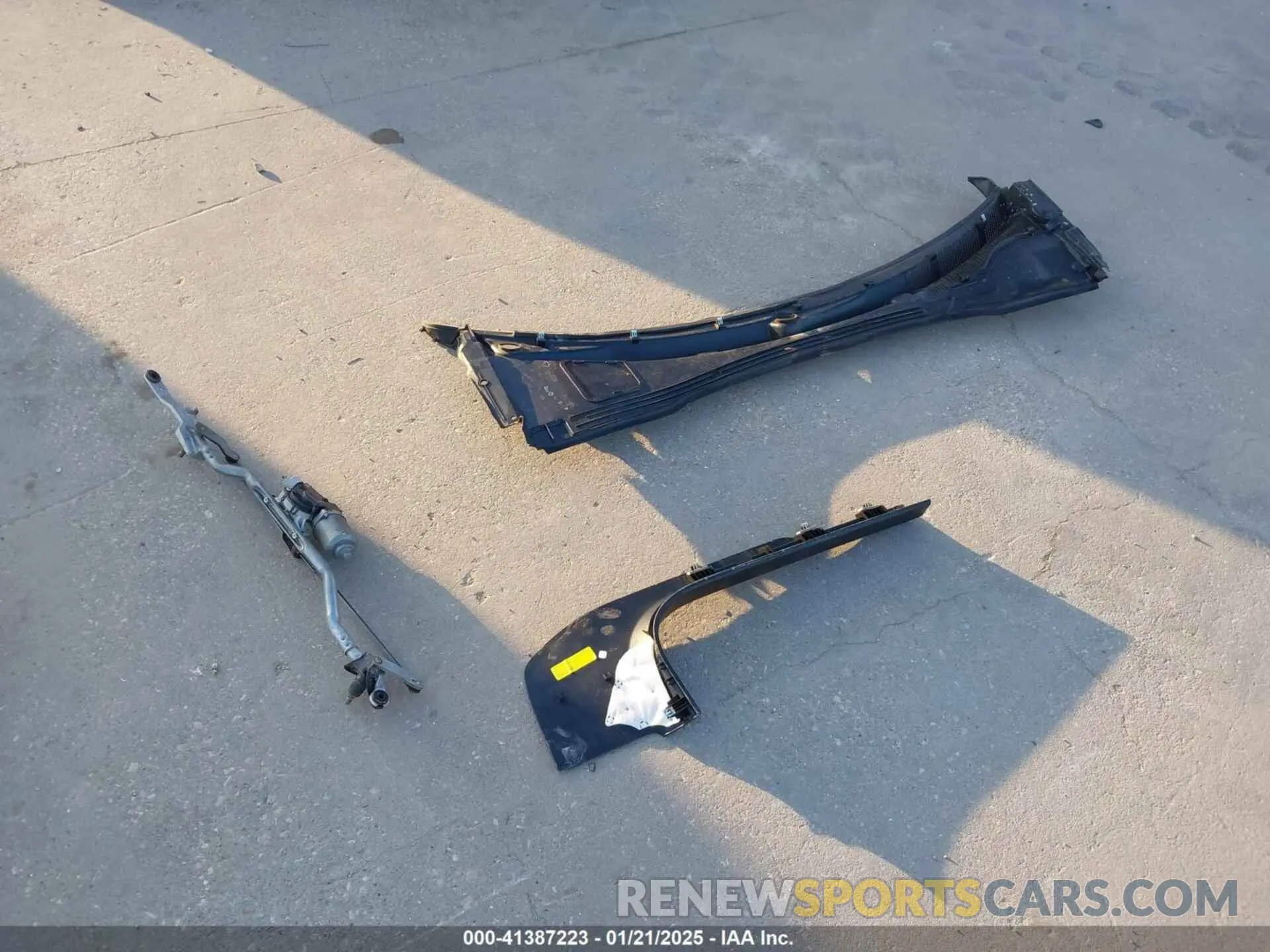 18 Photograph of a damaged car 2C3CDXGJ9KH736009 DODGE CHARGER 2019