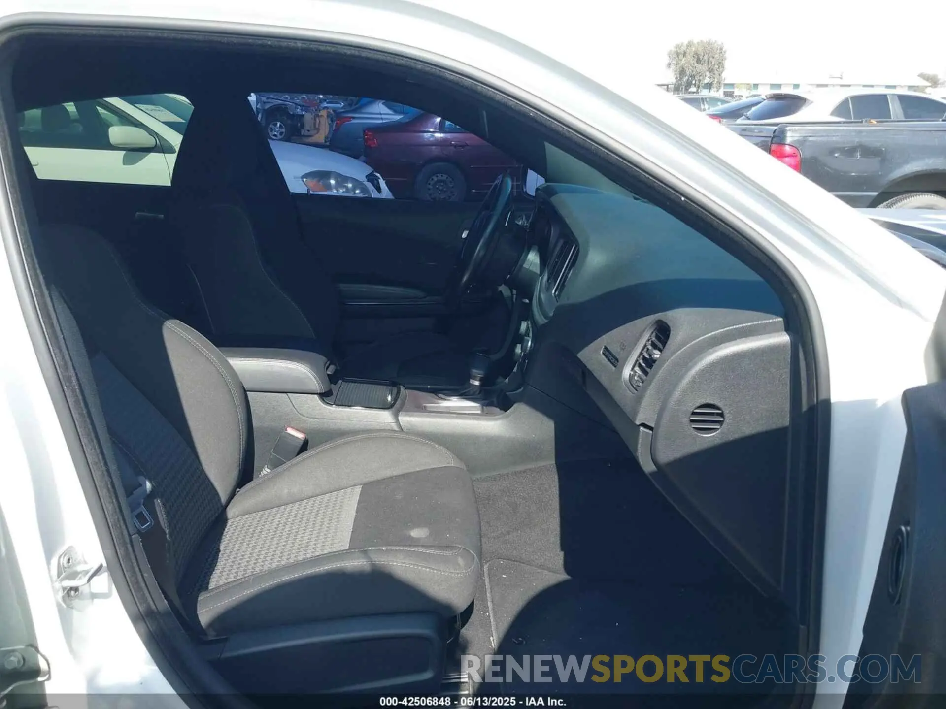 5 Photograph of a damaged car 2C3CDXHG3KH676313 DODGE CHARGER 2019