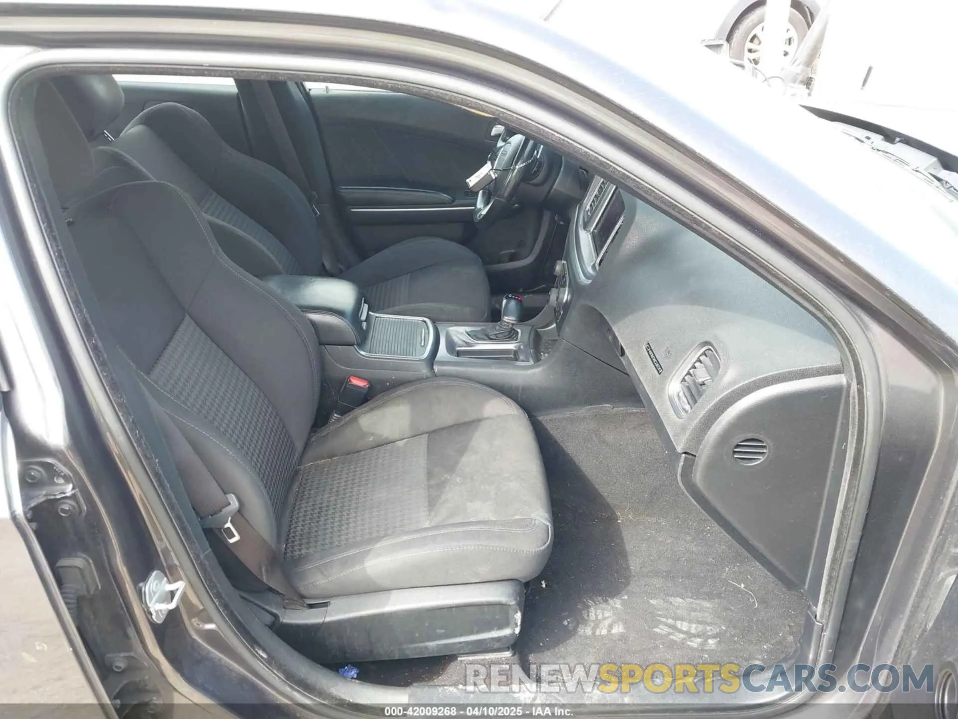 5 Photograph of a damaged car 2C3CDXHG8KH677988 DODGE CHARGER 2019