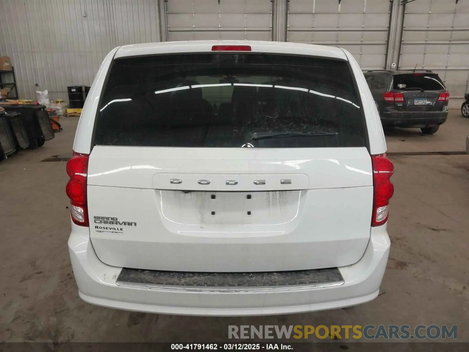 17 Photograph of a damaged car 2C4RDGBG0KR522103 DODGE GRAND CARAVAN 2019