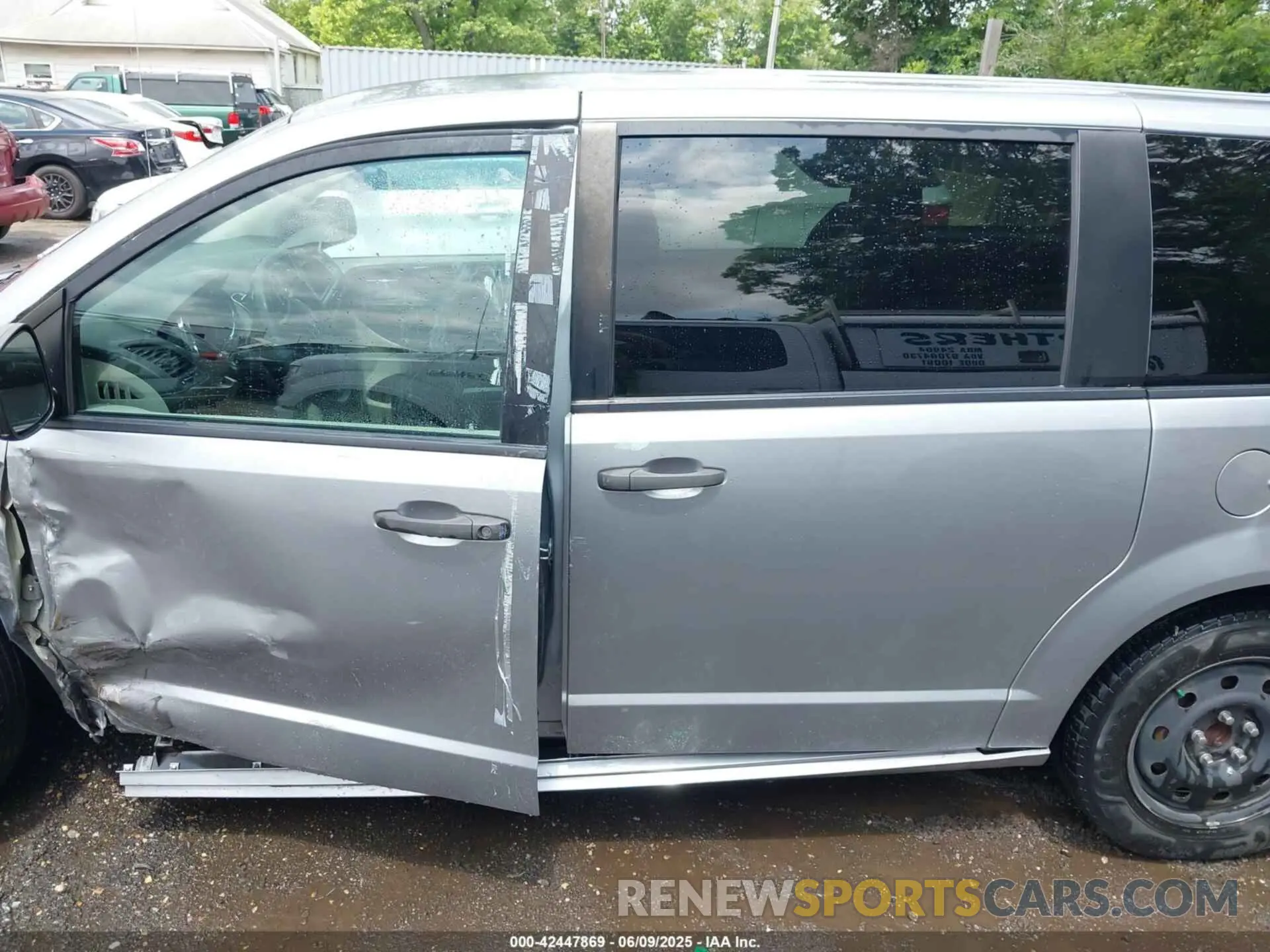 14 Photograph of a damaged car 2C4RDGBG0KR741711 DODGE GRAND CARAVAN 2019