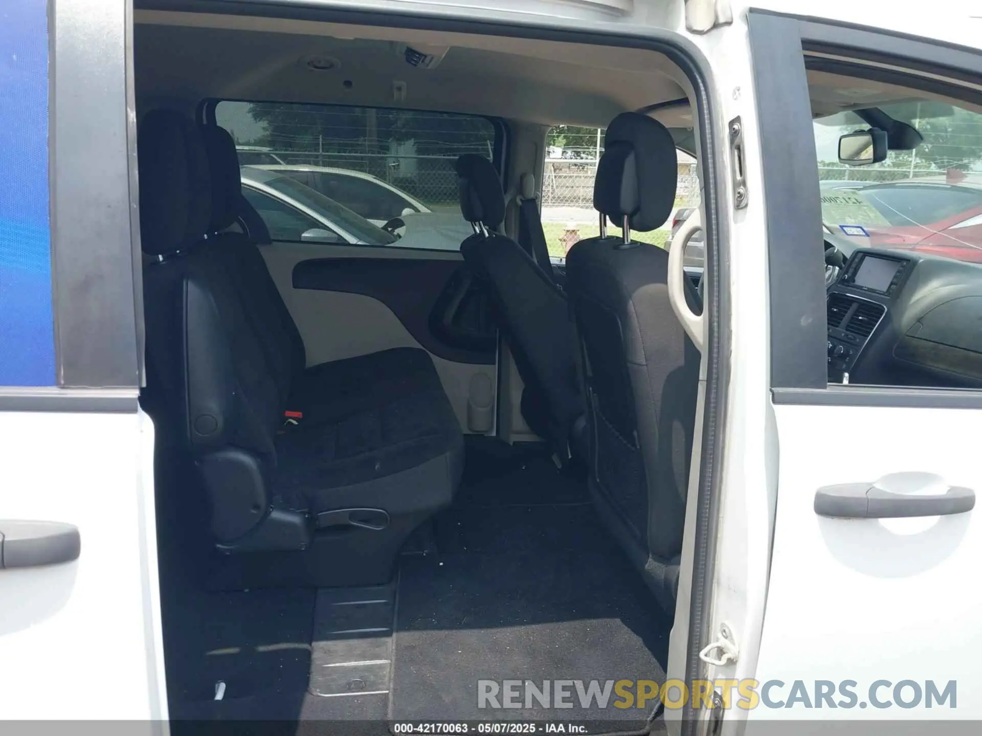 8 Photograph of a damaged car 2C4RDGBG1KR741071 DODGE GRAND CARAVAN 2019