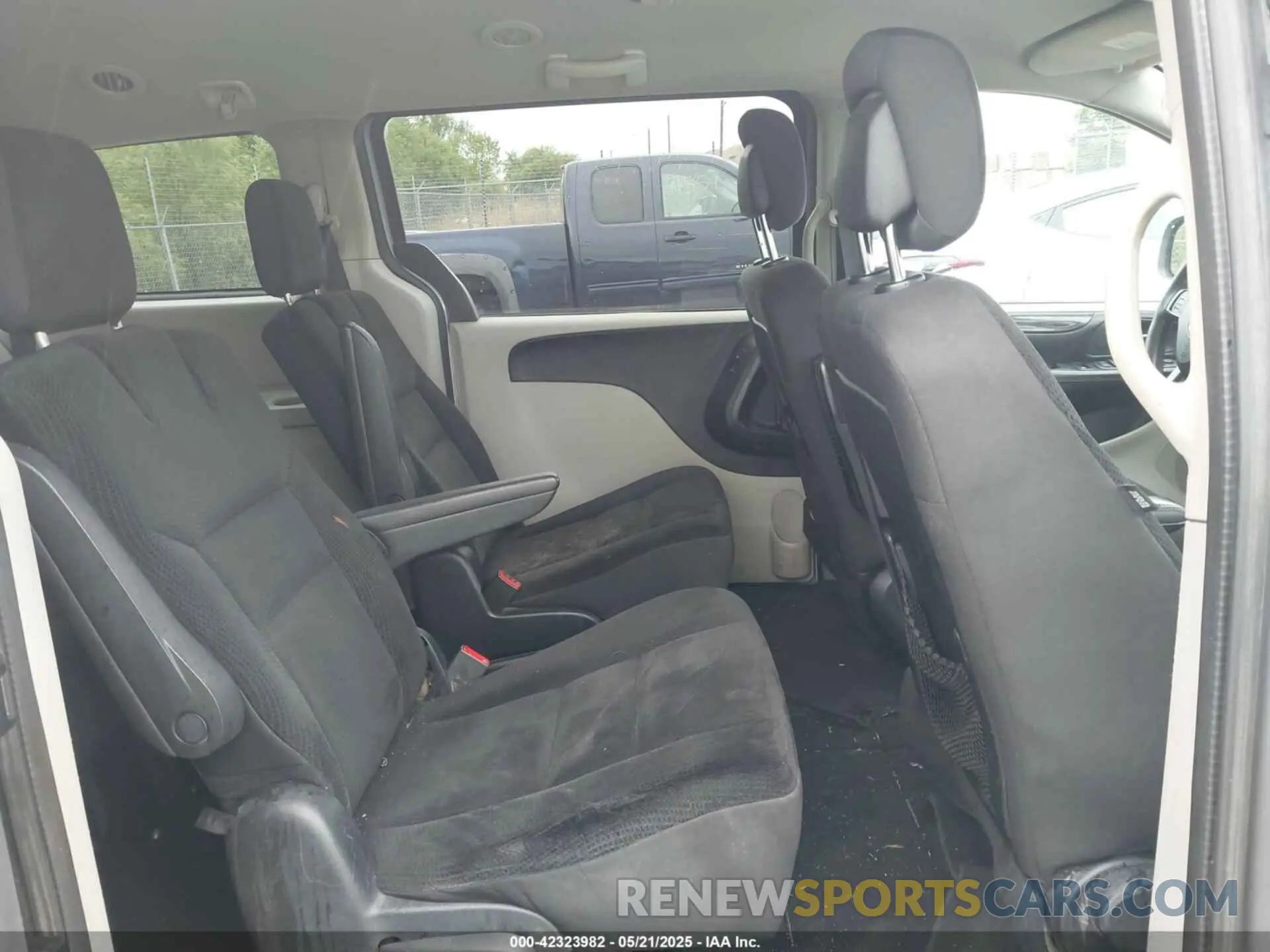 8 Photograph of a damaged car 2C4RDGBG1KR801690 DODGE GRAND CARAVAN 2019