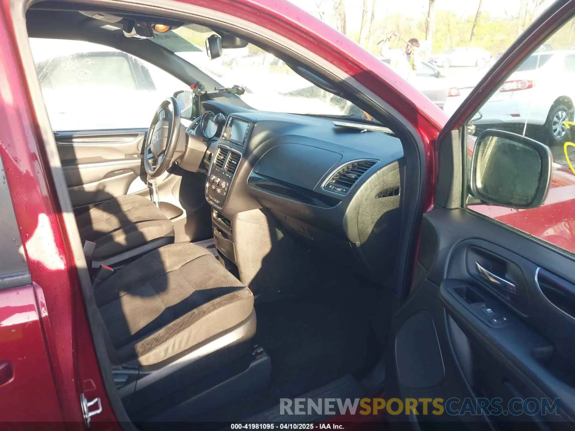 5 Photograph of a damaged car 2C4RDGBG1KR803438 DODGE GRAND CARAVAN 2019