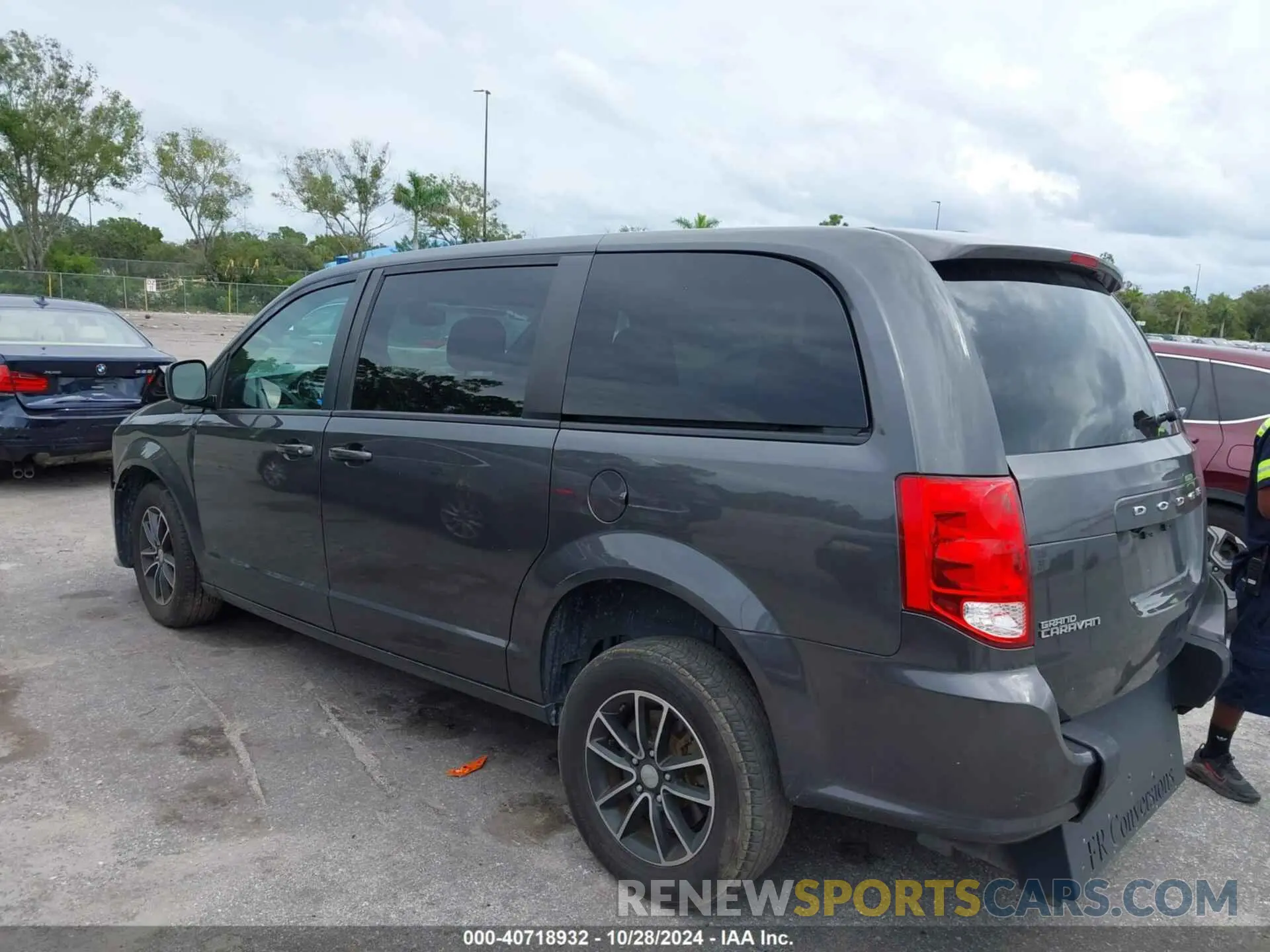 3 Photograph of a damaged car 2C4RDGBG6KR568213 DODGE GRAND CARAVAN 2019