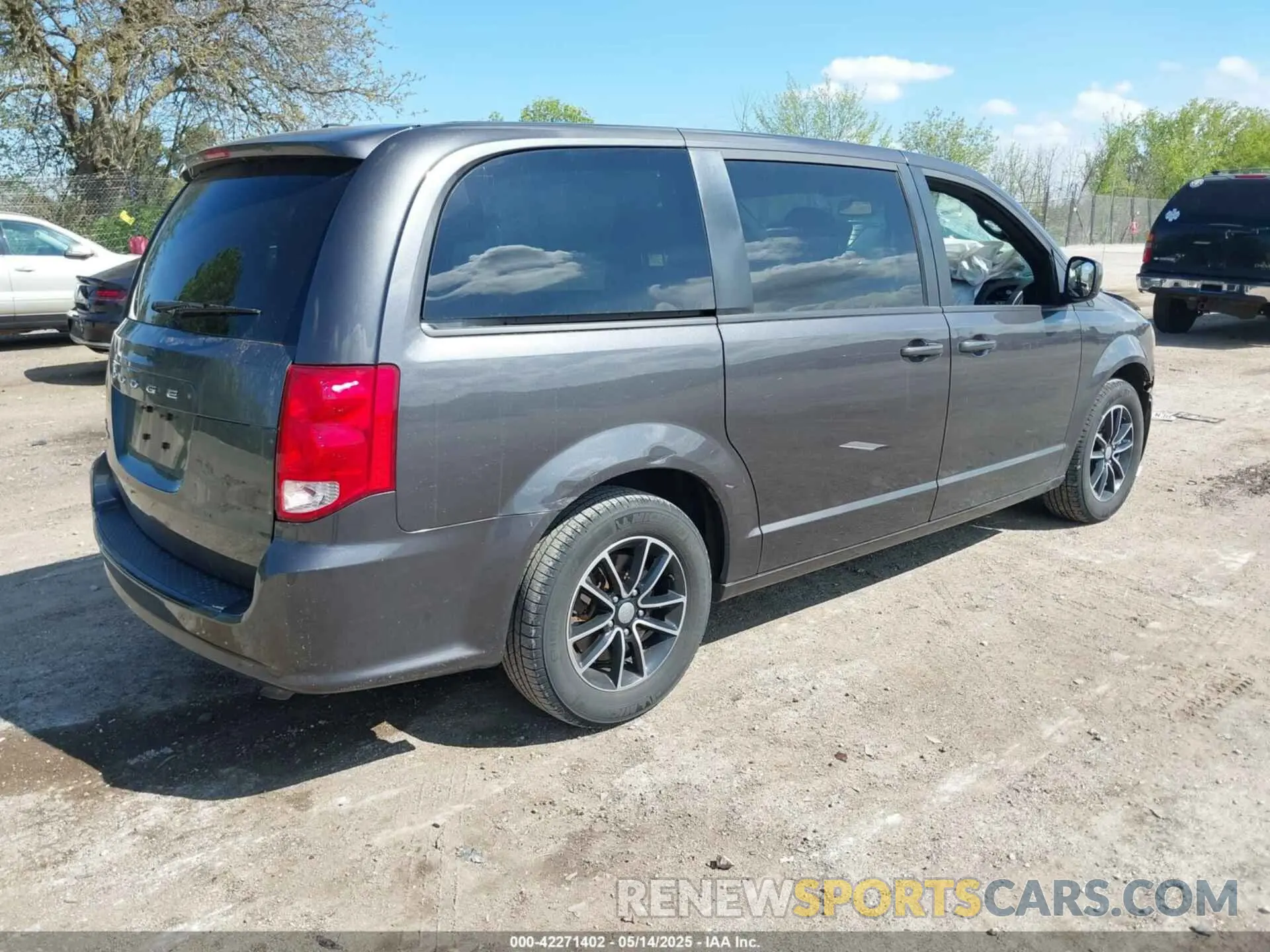 4 Photograph of a damaged car 2C4RDGBG6KR596593 DODGE GRAND CARAVAN 2019