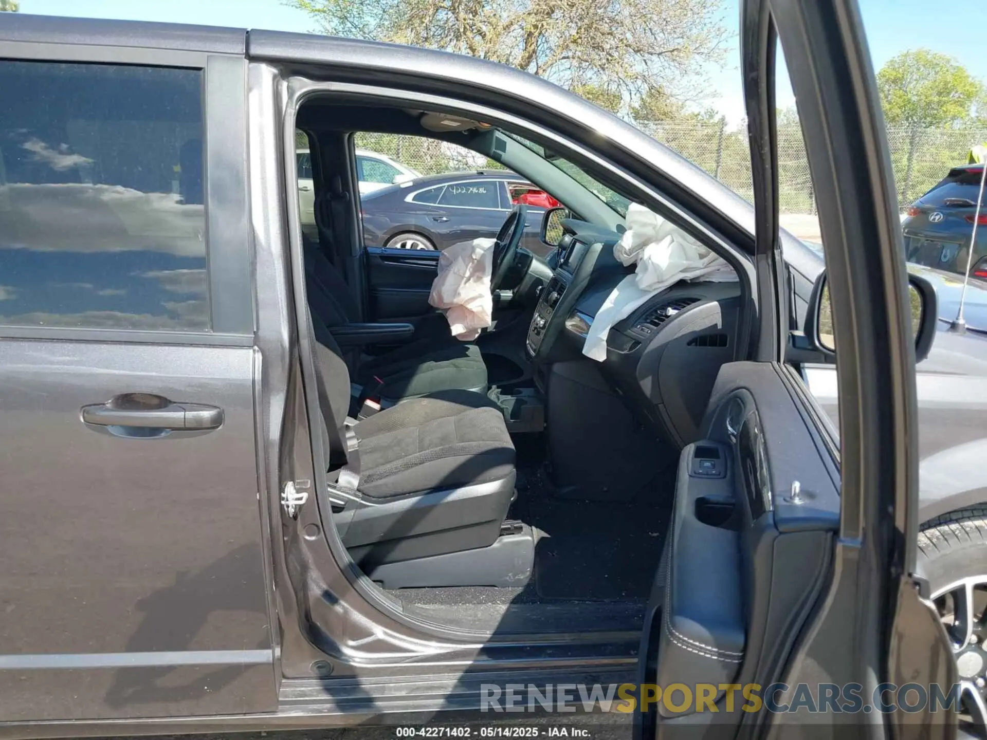 5 Photograph of a damaged car 2C4RDGBG6KR596593 DODGE GRAND CARAVAN 2019
