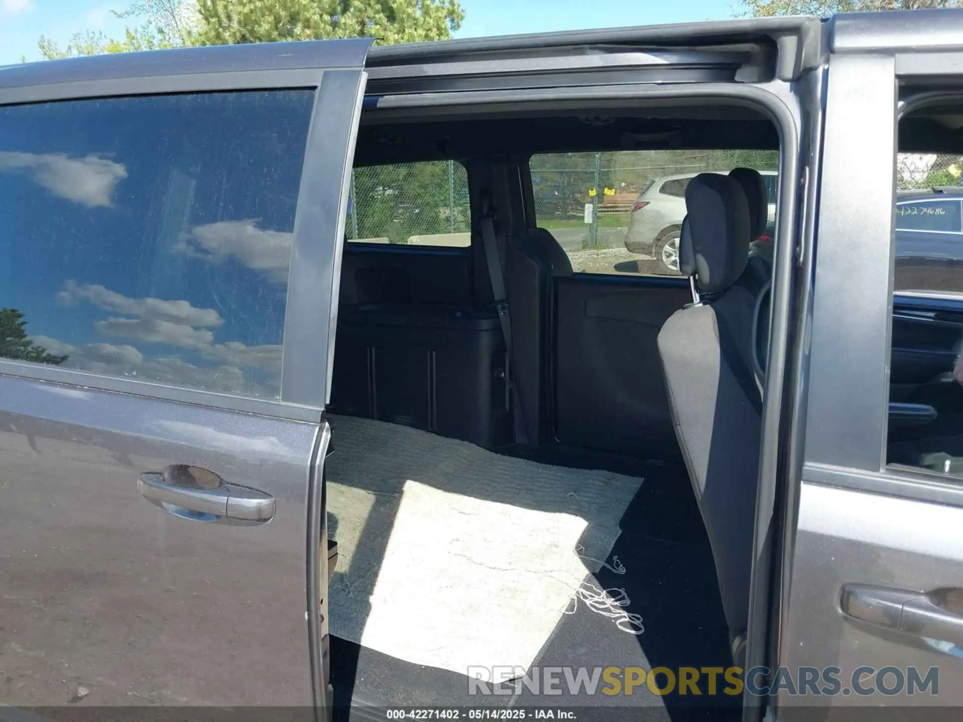 8 Photograph of a damaged car 2C4RDGBG6KR596593 DODGE GRAND CARAVAN 2019