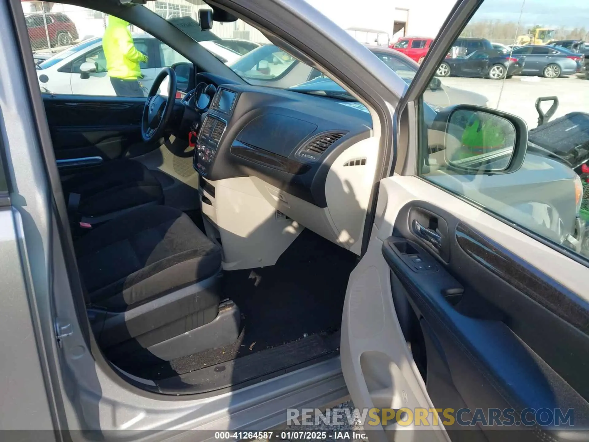 5 Photograph of a damaged car 2C4RDGBG6KR740384 DODGE GRAND CARAVAN 2019