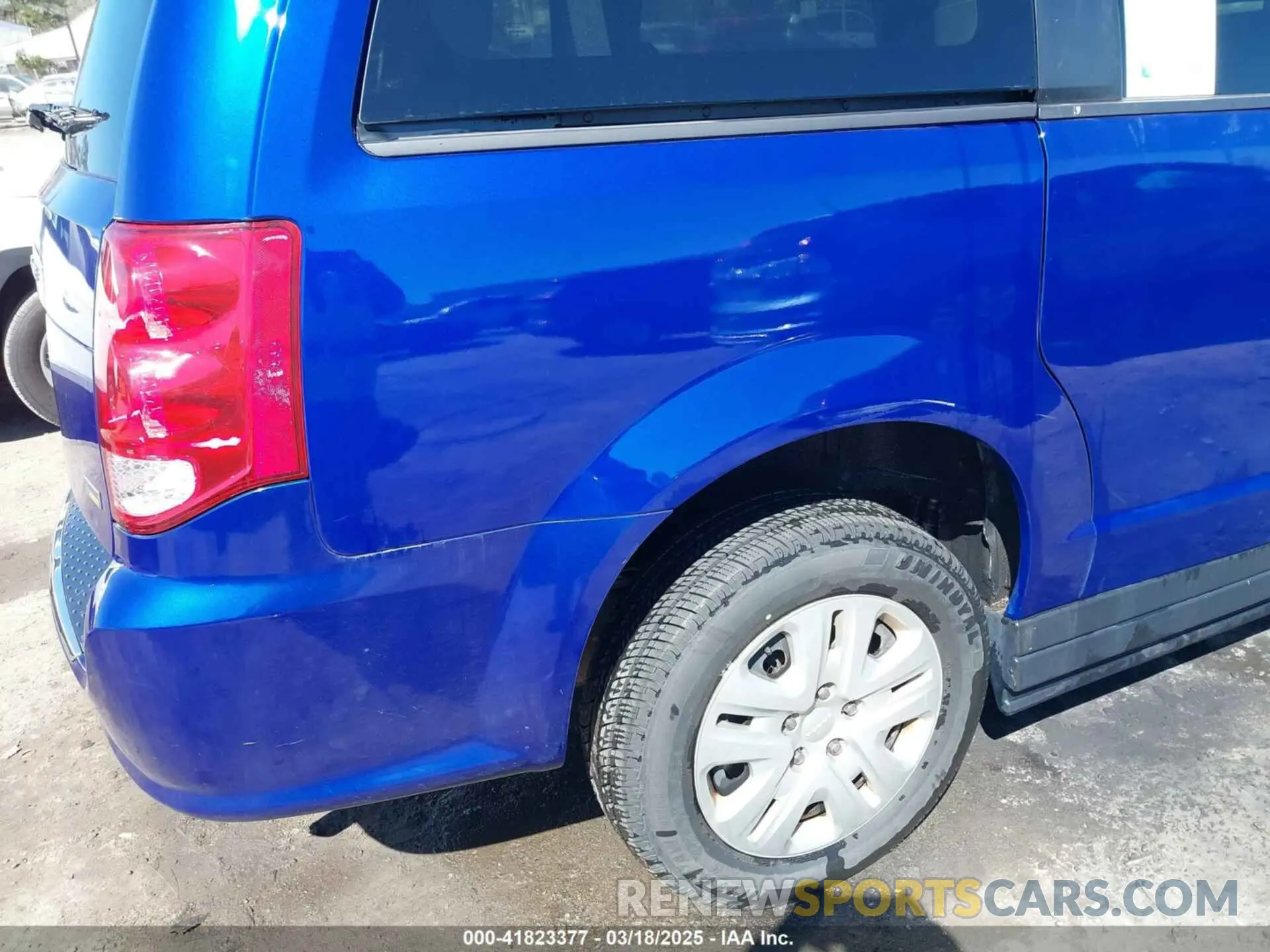 6 Photograph of a damaged car 2C4RDGBG7KR596327 DODGE GRAND CARAVAN 2019