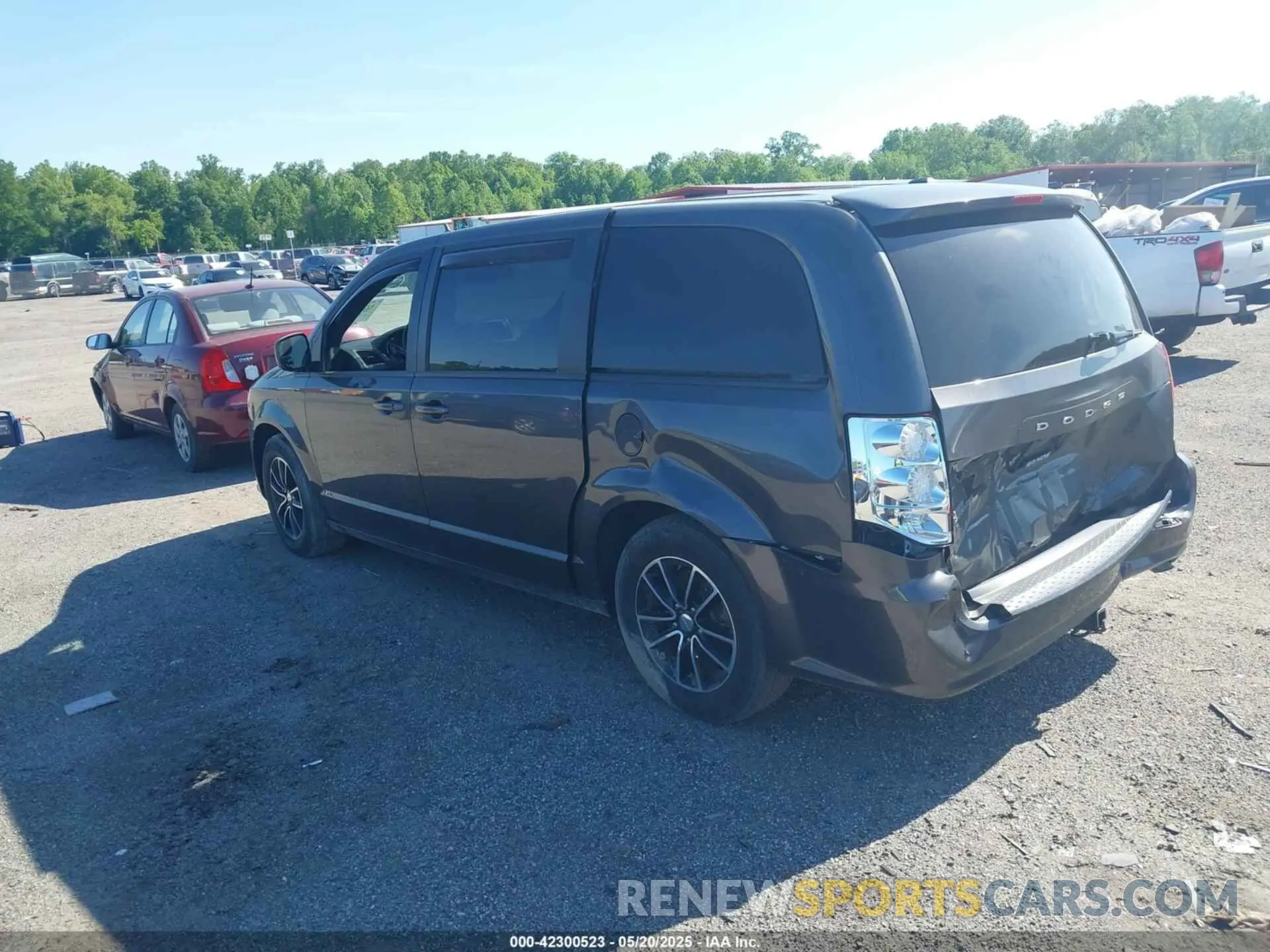 3 Photograph of a damaged car 2C4RDGBG7KR642643 DODGE GRAND CARAVAN 2019