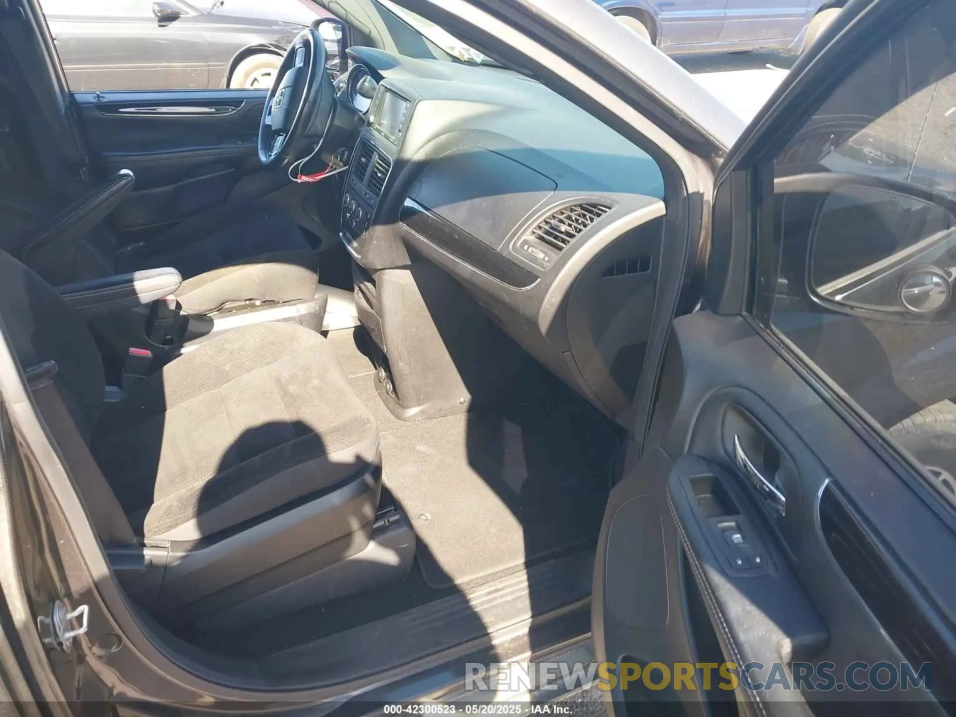 5 Photograph of a damaged car 2C4RDGBG7KR642643 DODGE GRAND CARAVAN 2019