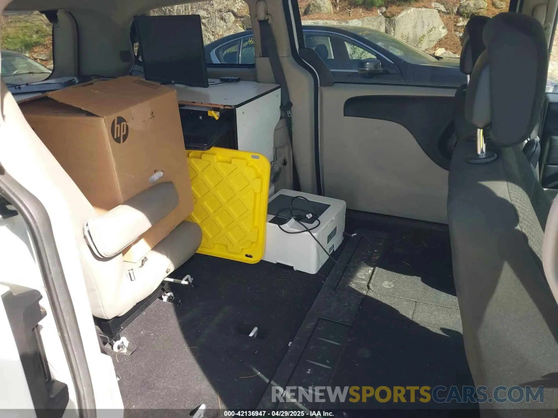 8 Photograph of a damaged car 2C4RDGBG8KR646829 DODGE GRAND CARAVAN 2019