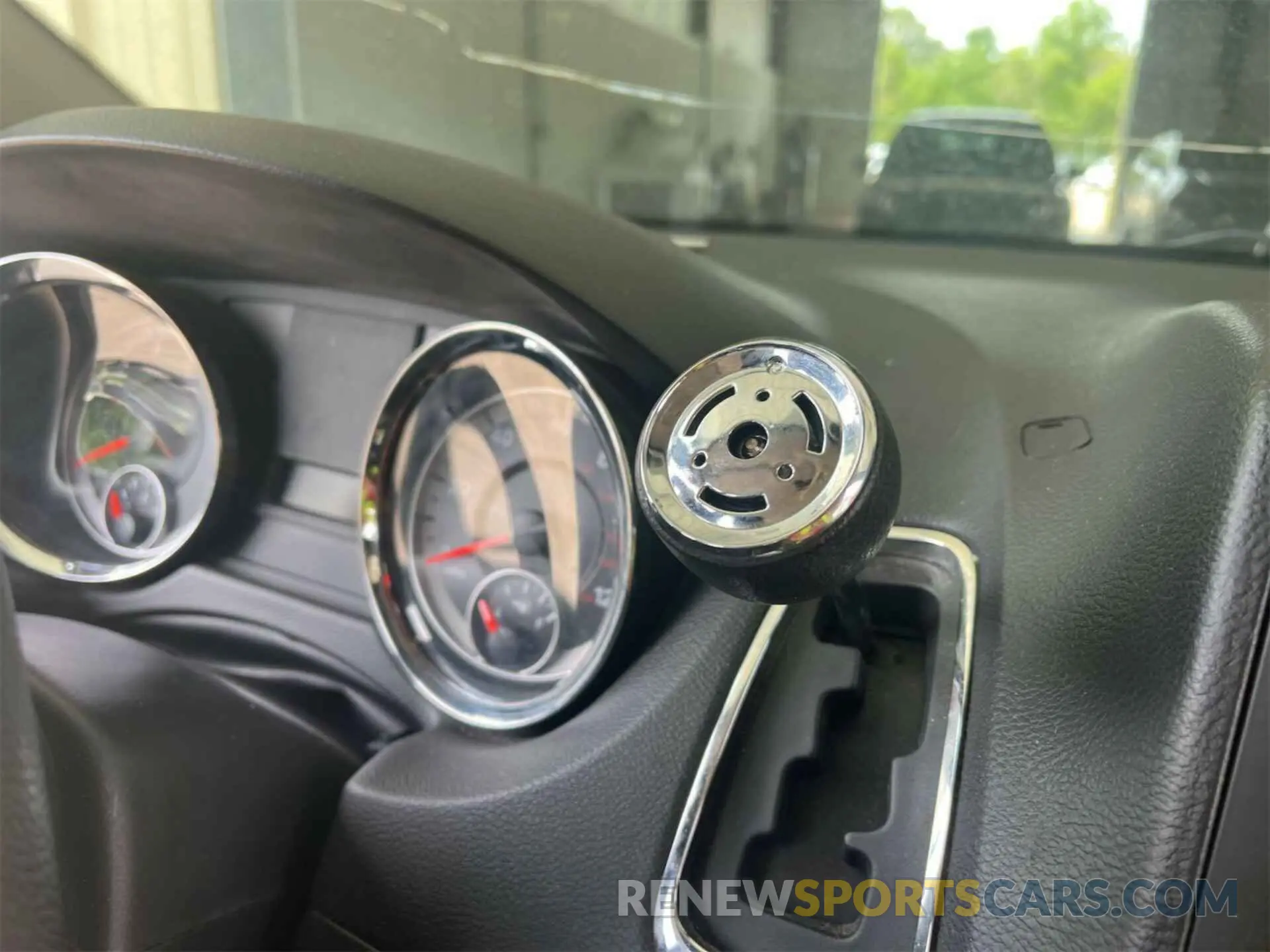 34 Photograph of a damaged car 2C4RDGBG9KR501654 DODGE GRAND CARAVAN 2019