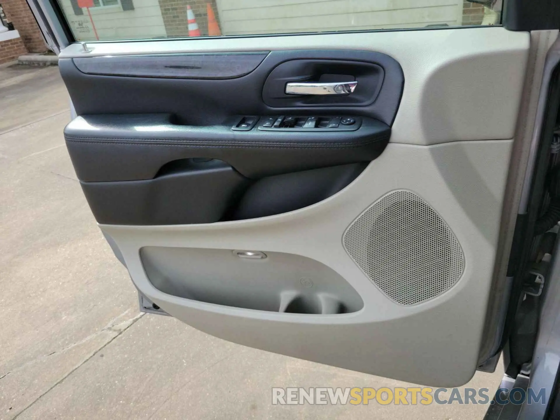 4 Photograph of a damaged car 2C4RDGBG9KR501654 DODGE GRAND CARAVAN 2019