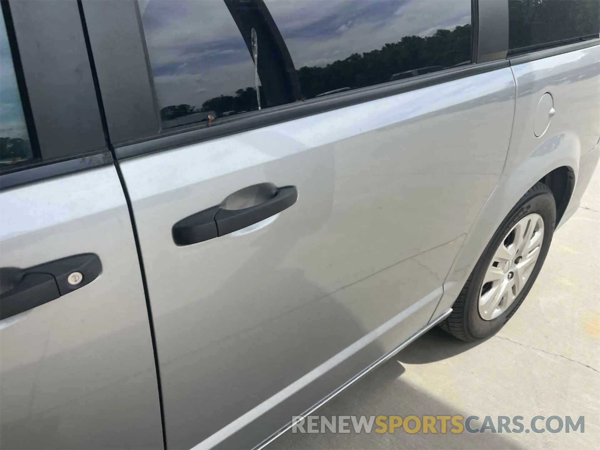 6 Photograph of a damaged car 2C4RDGBG9KR501654 DODGE GRAND CARAVAN 2019