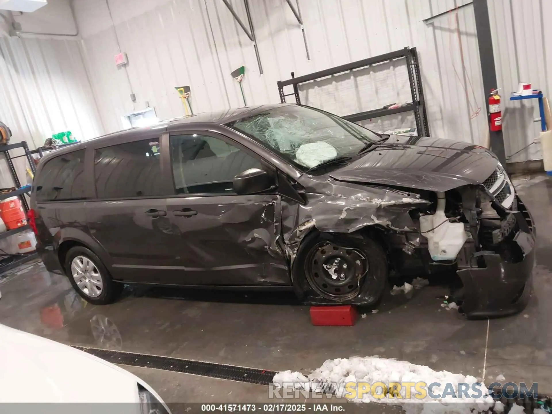 14 Photograph of a damaged car 2C4RDGBG9KR527770 DODGE GRAND CARAVAN 2019