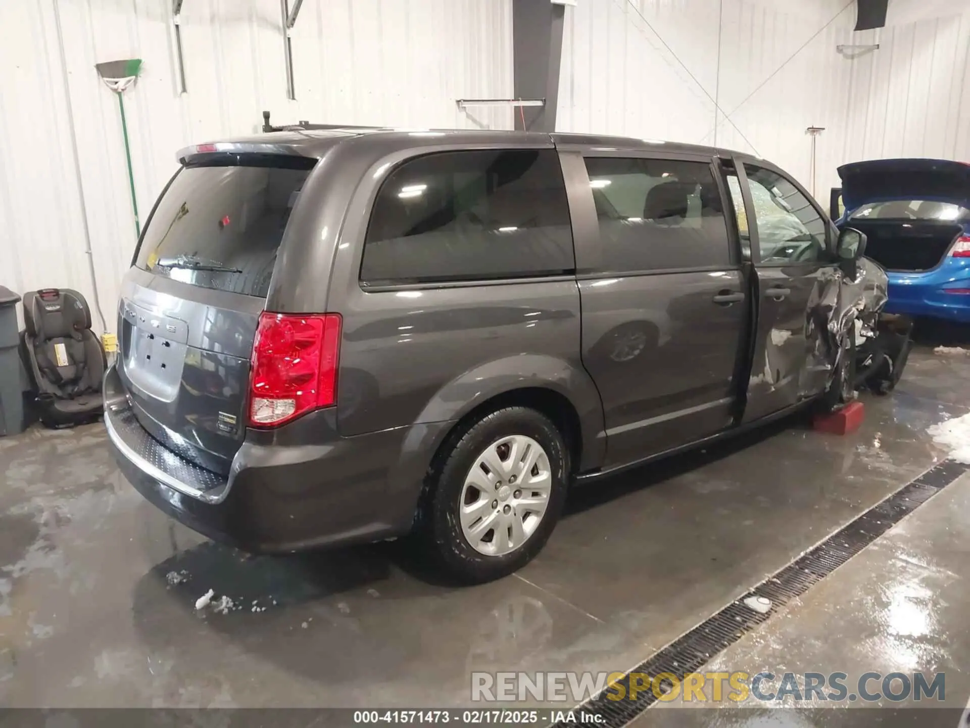 4 Photograph of a damaged car 2C4RDGBG9KR527770 DODGE GRAND CARAVAN 2019