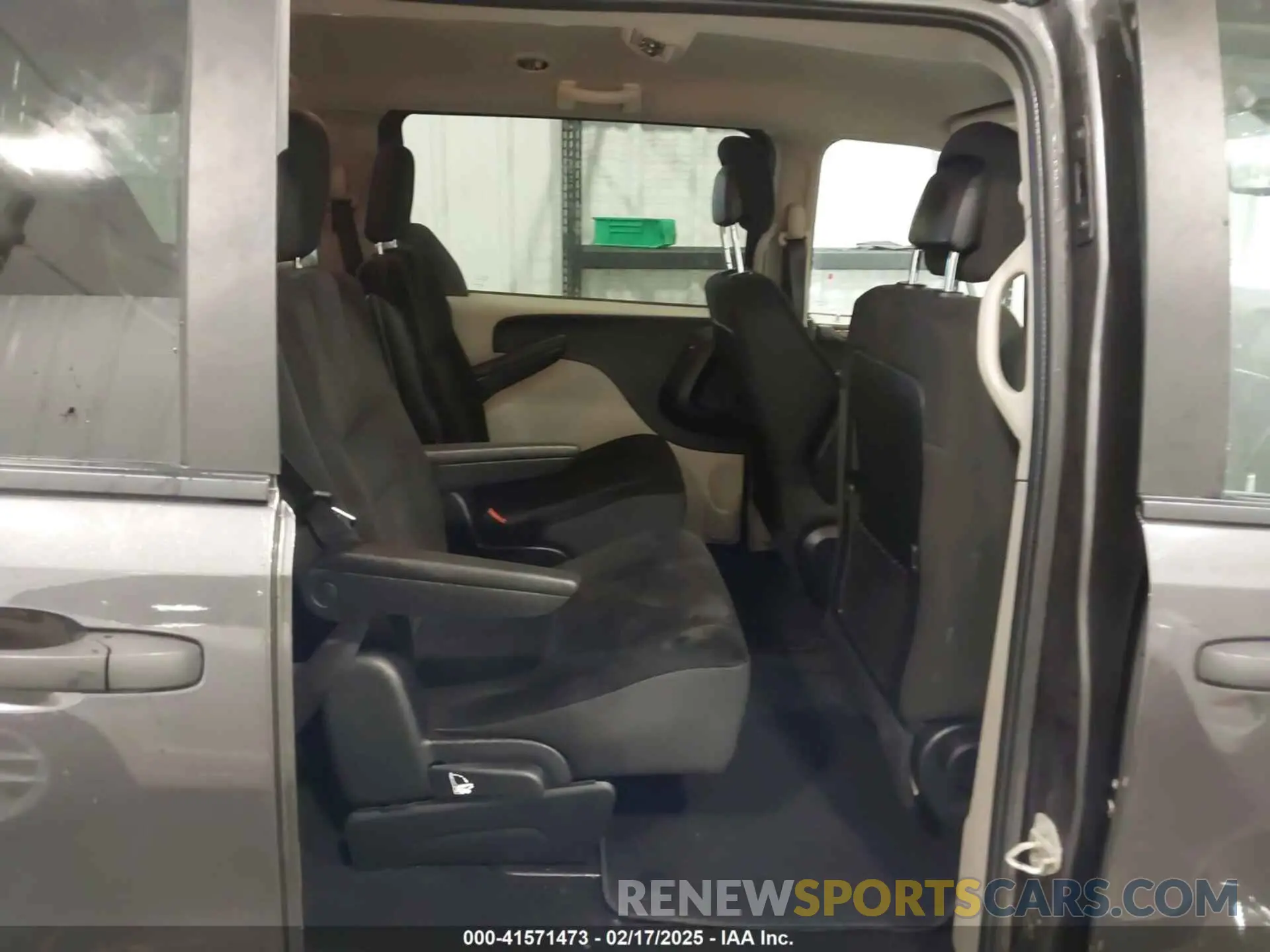 8 Photograph of a damaged car 2C4RDGBG9KR527770 DODGE GRAND CARAVAN 2019