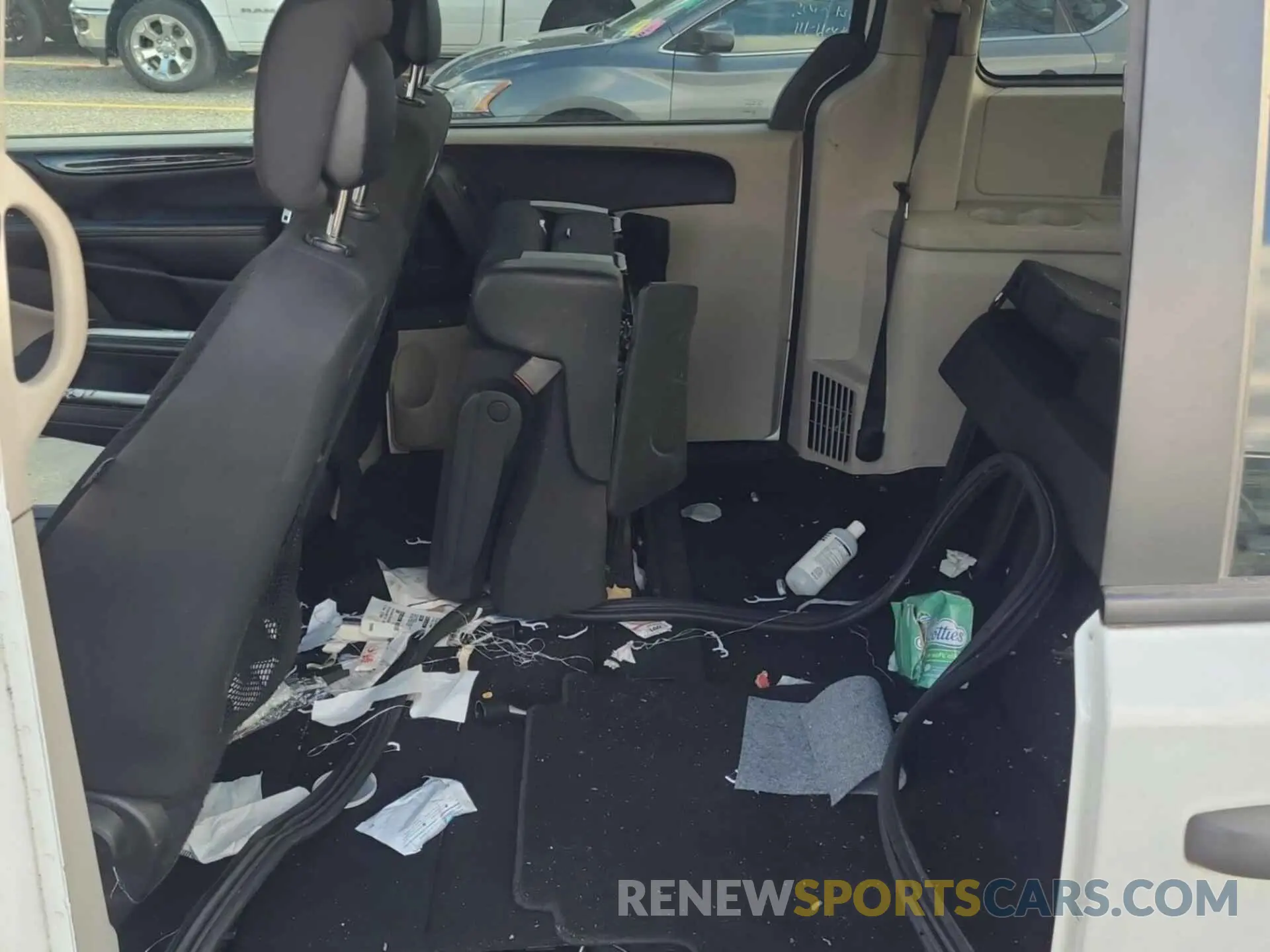 19 Photograph of a damaged car 2C4RDGBG9KR579464 DODGE GRAND CARAVAN 2019