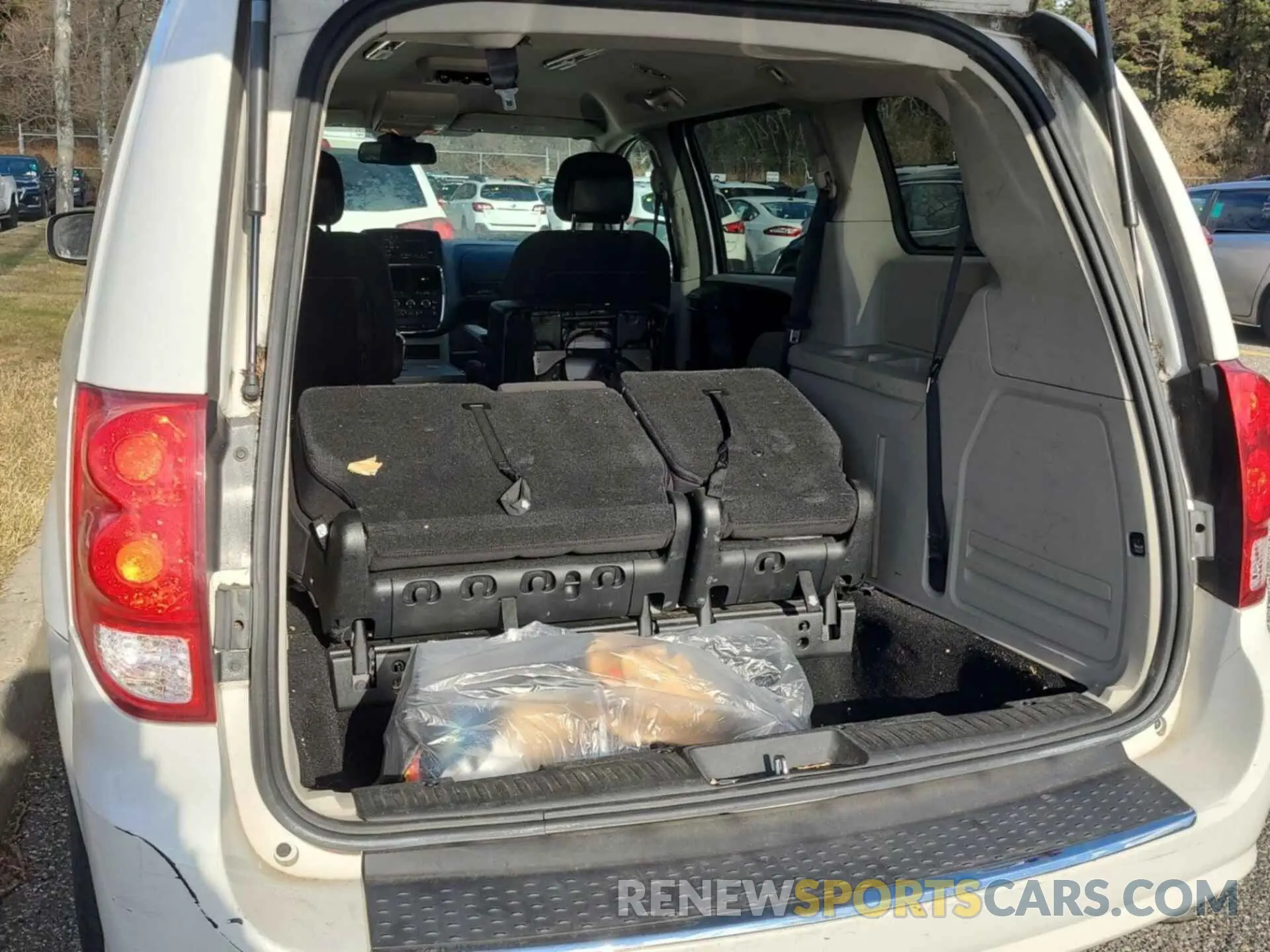 8 Photograph of a damaged car 2C4RDGBG9KR579464 DODGE GRAND CARAVAN 2019