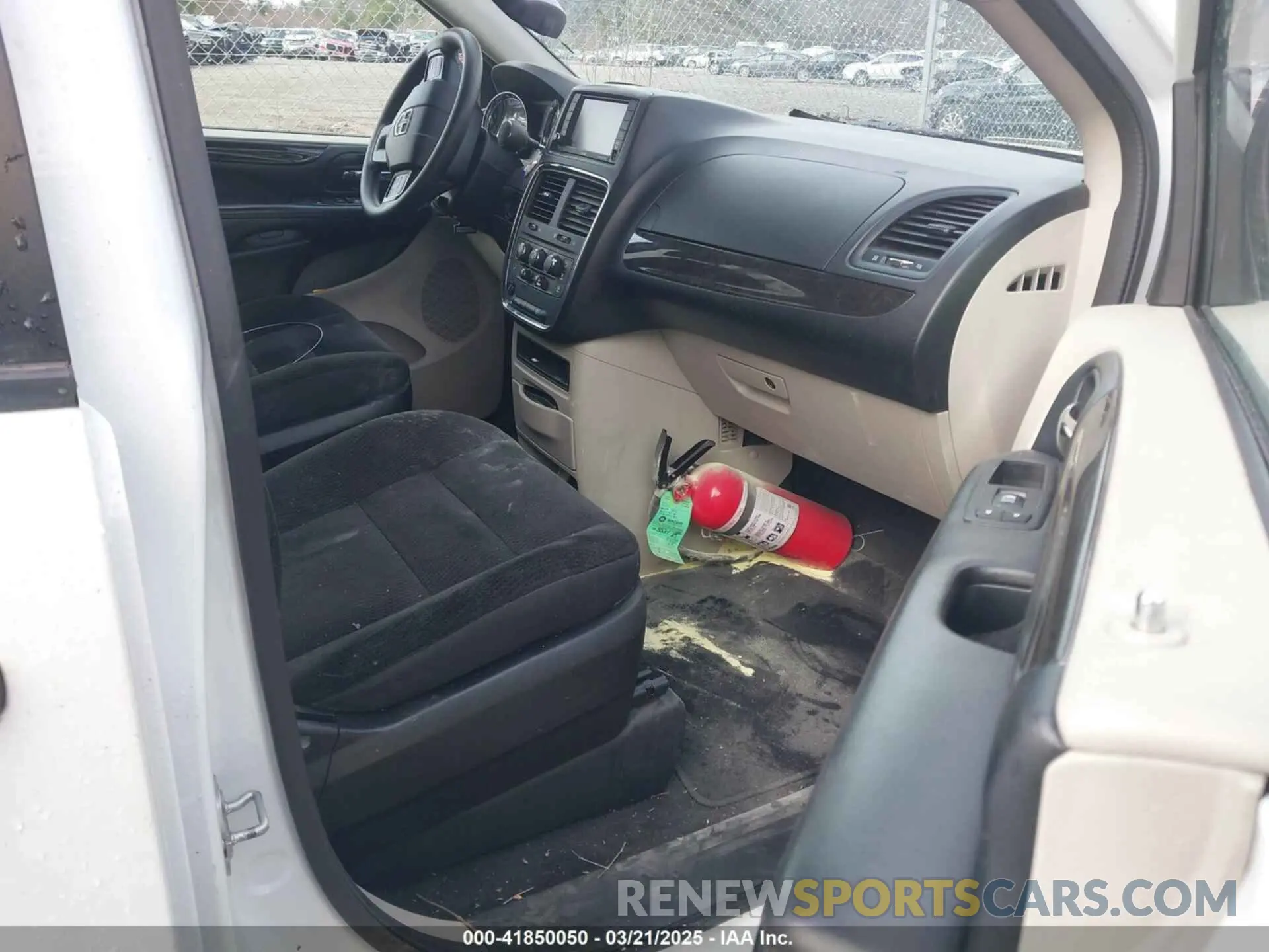5 Photograph of a damaged car 2C4RDGBGXKR608275 DODGE GRAND CARAVAN 2019