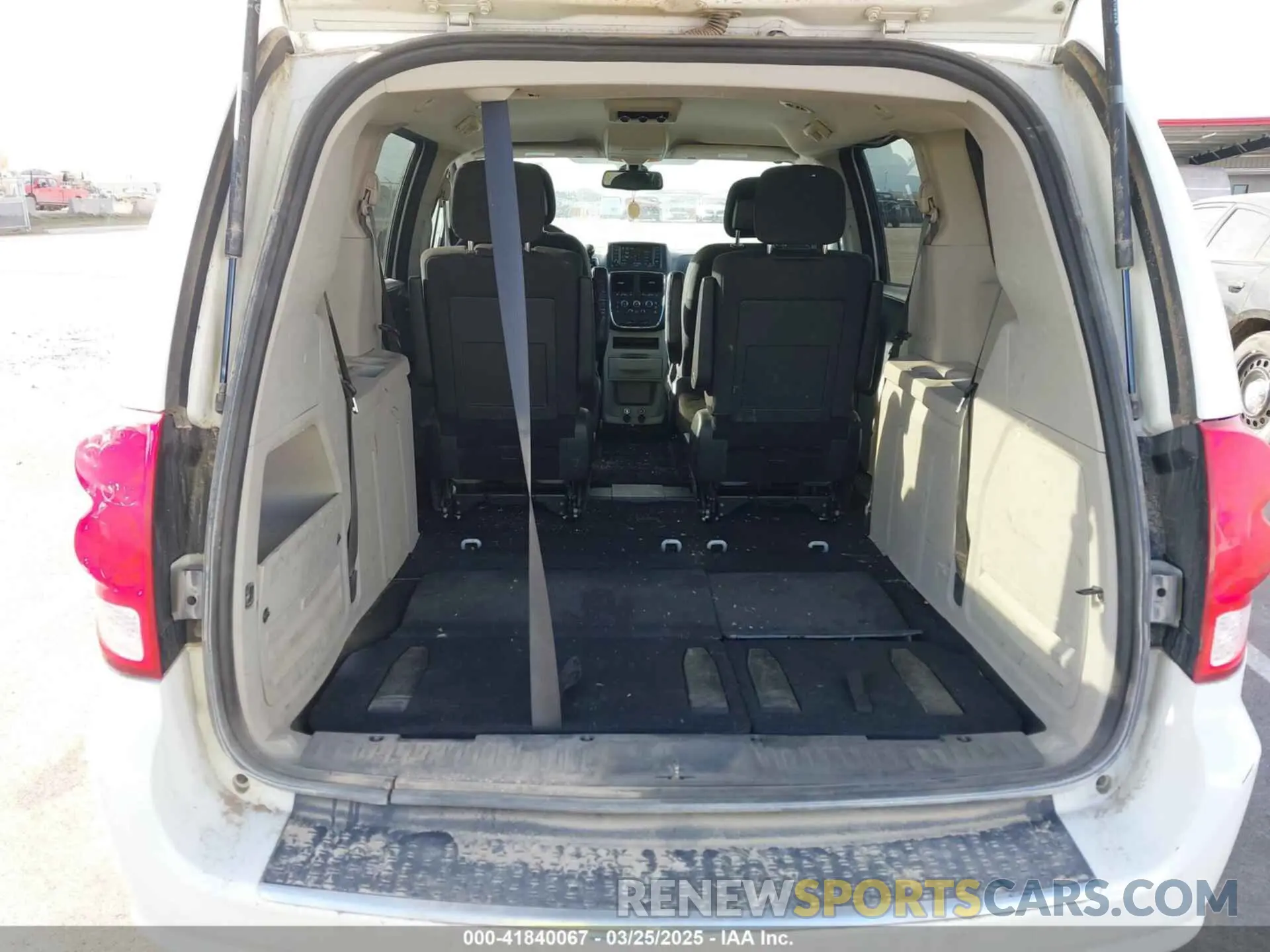 18 Photograph of a damaged car 2C4RDGBGXKR682747 DODGE GRAND CARAVAN 2019