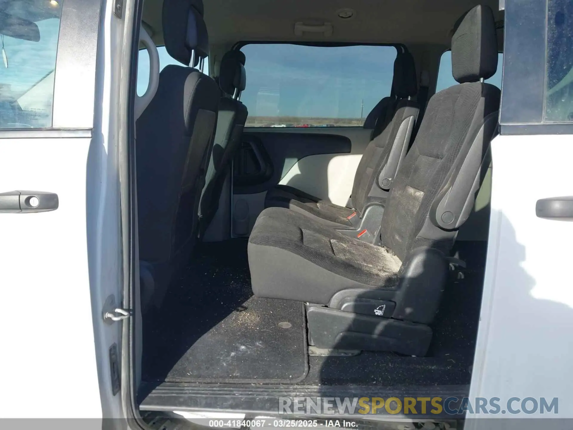 8 Photograph of a damaged car 2C4RDGBGXKR682747 DODGE GRAND CARAVAN 2019