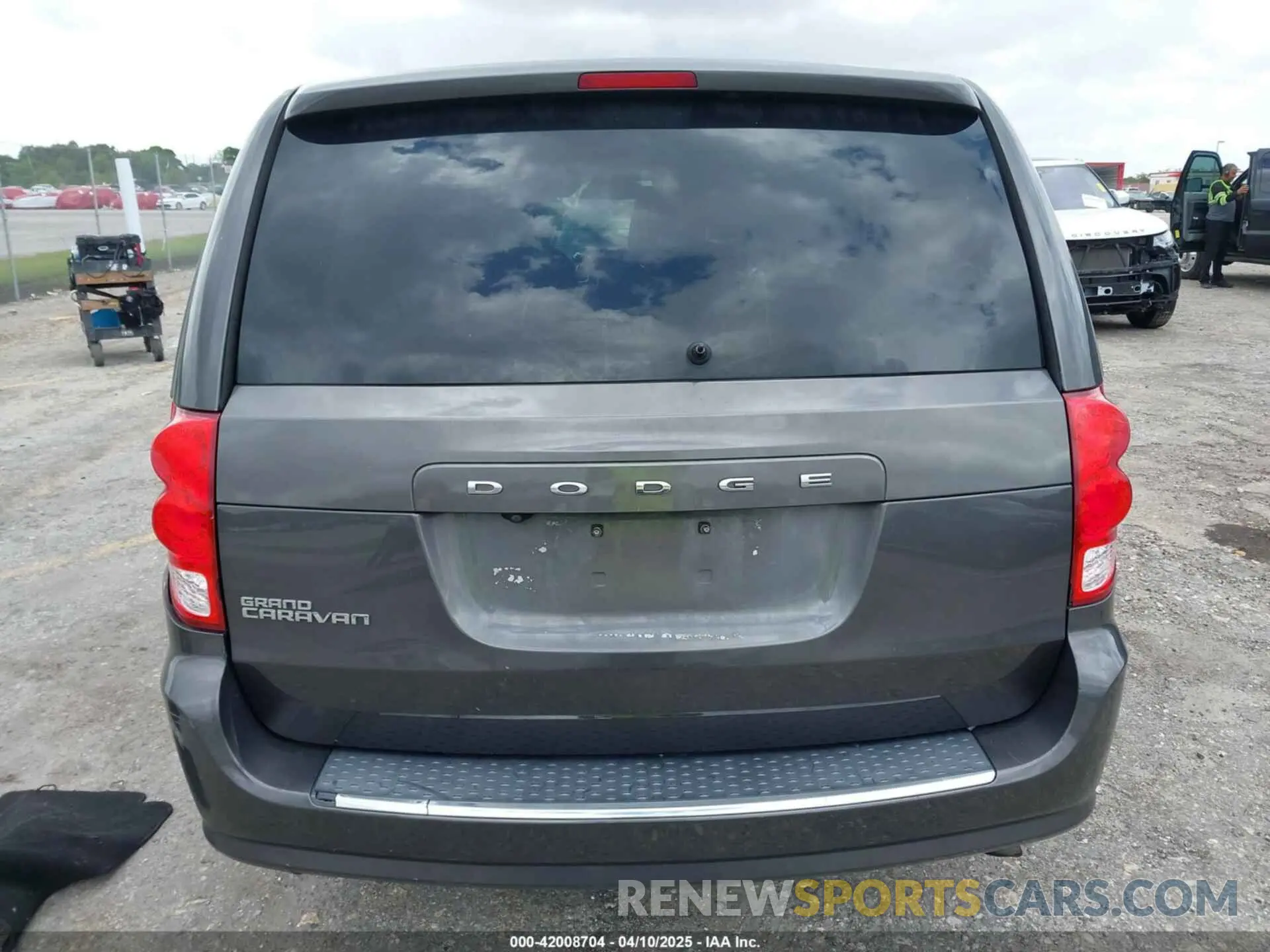 16 Photograph of a damaged car 2C4RDGBGXKR796974 DODGE GRAND CARAVAN 2019