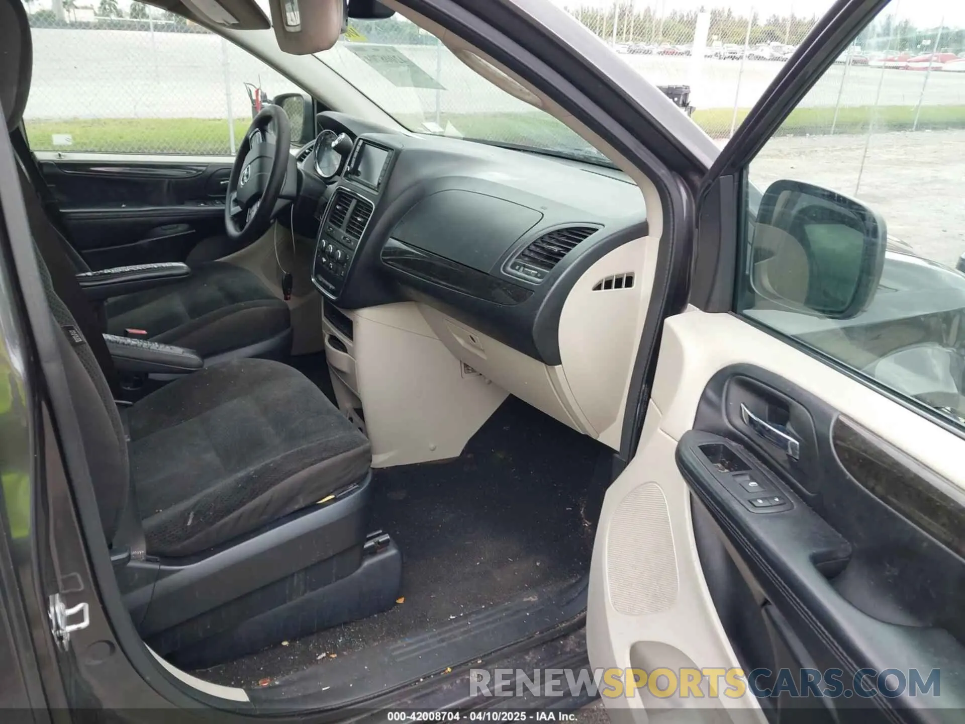 5 Photograph of a damaged car 2C4RDGBGXKR796974 DODGE GRAND CARAVAN 2019