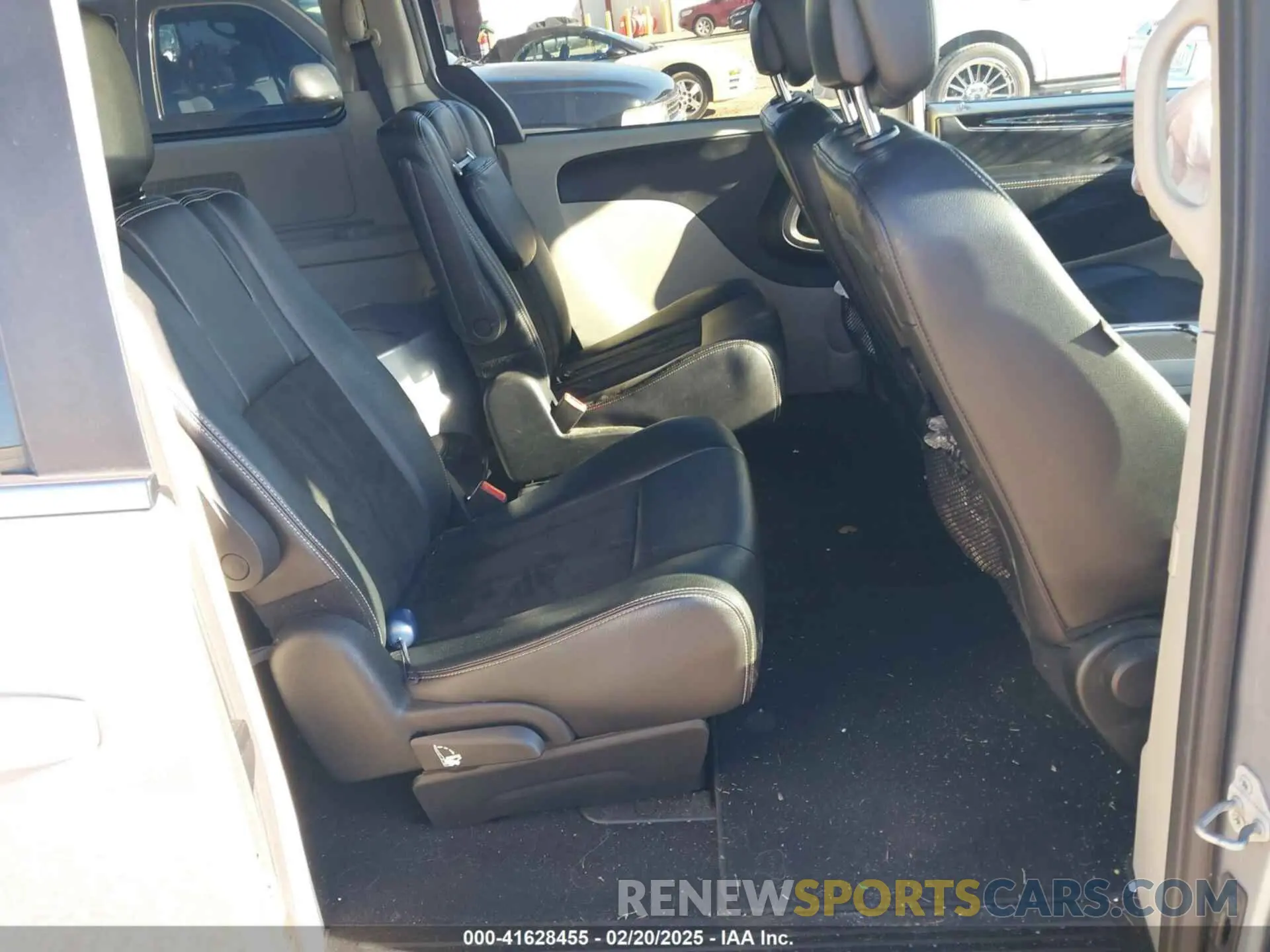 8 Photograph of a damaged car 2C4RDGCG0KR563751 DODGE GRAND CARAVAN 2019