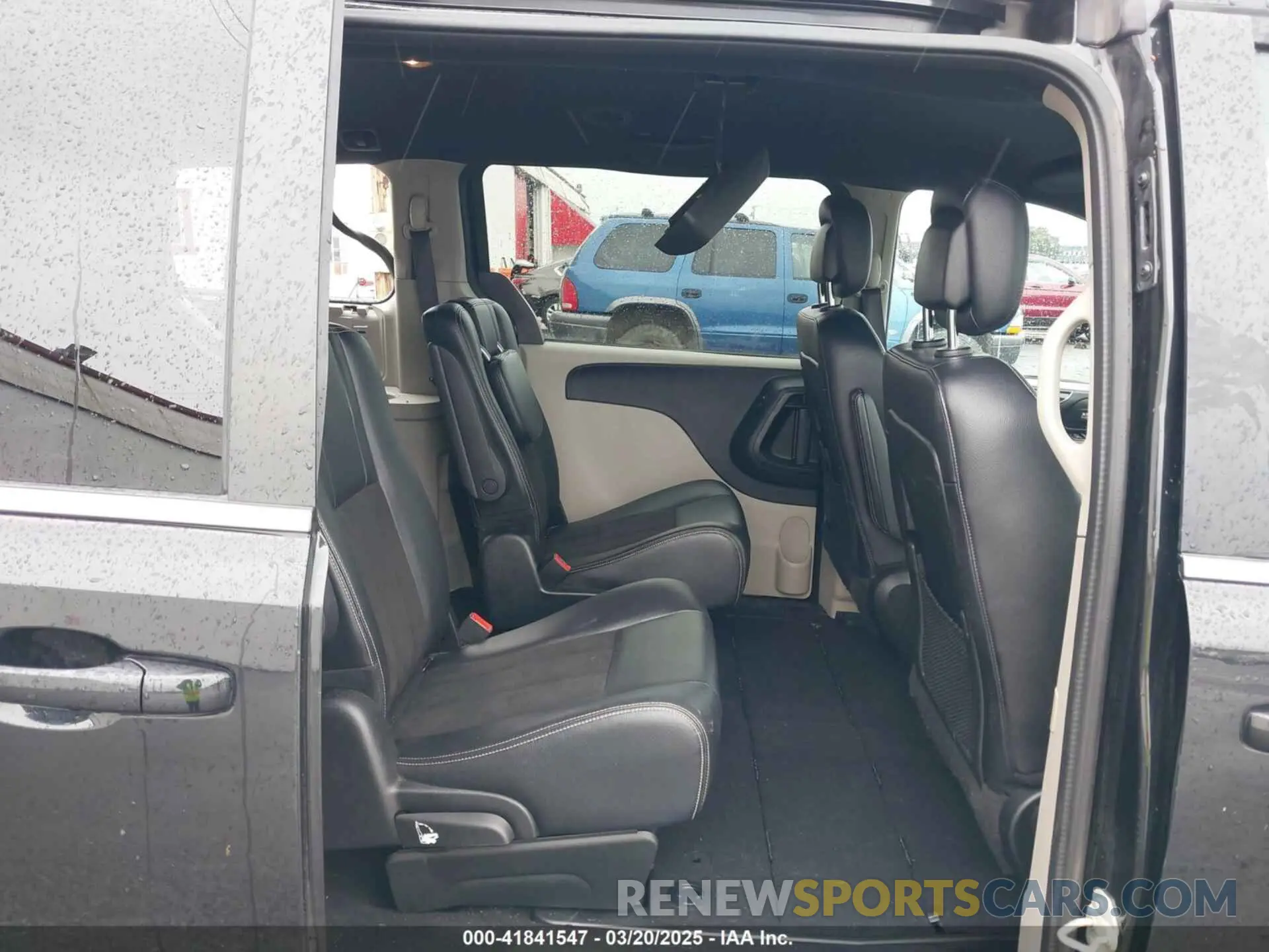 8 Photograph of a damaged car 2C4RDGCG0KR595339 DODGE GRAND CARAVAN 2019