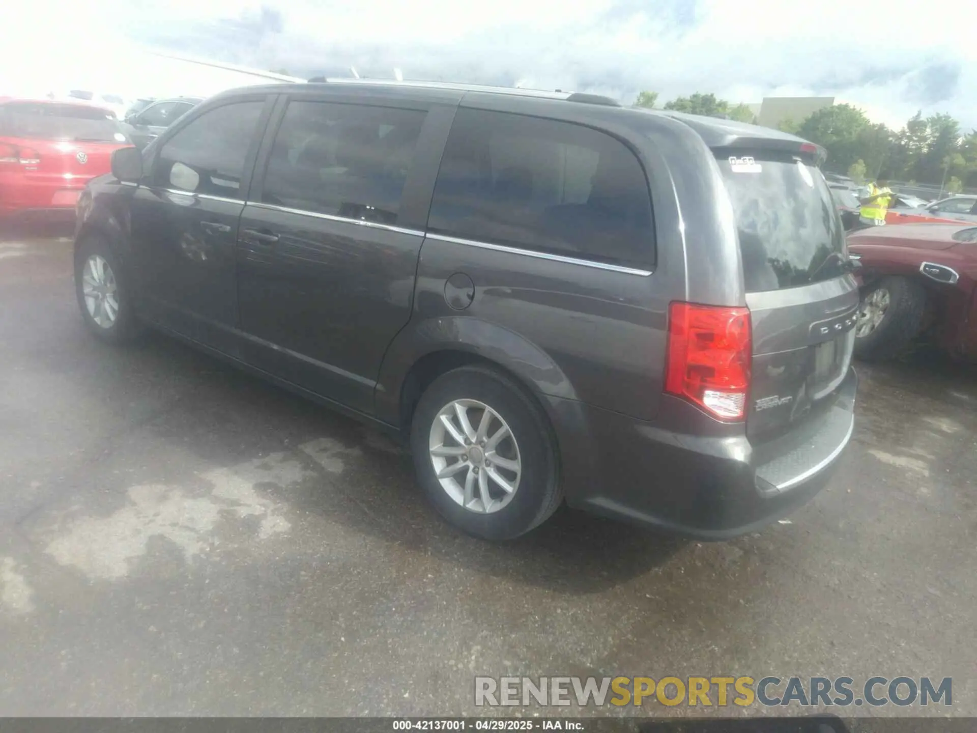 3 Photograph of a damaged car 2C4RDGCG0KR718346 DODGE GRAND CARAVAN 2019