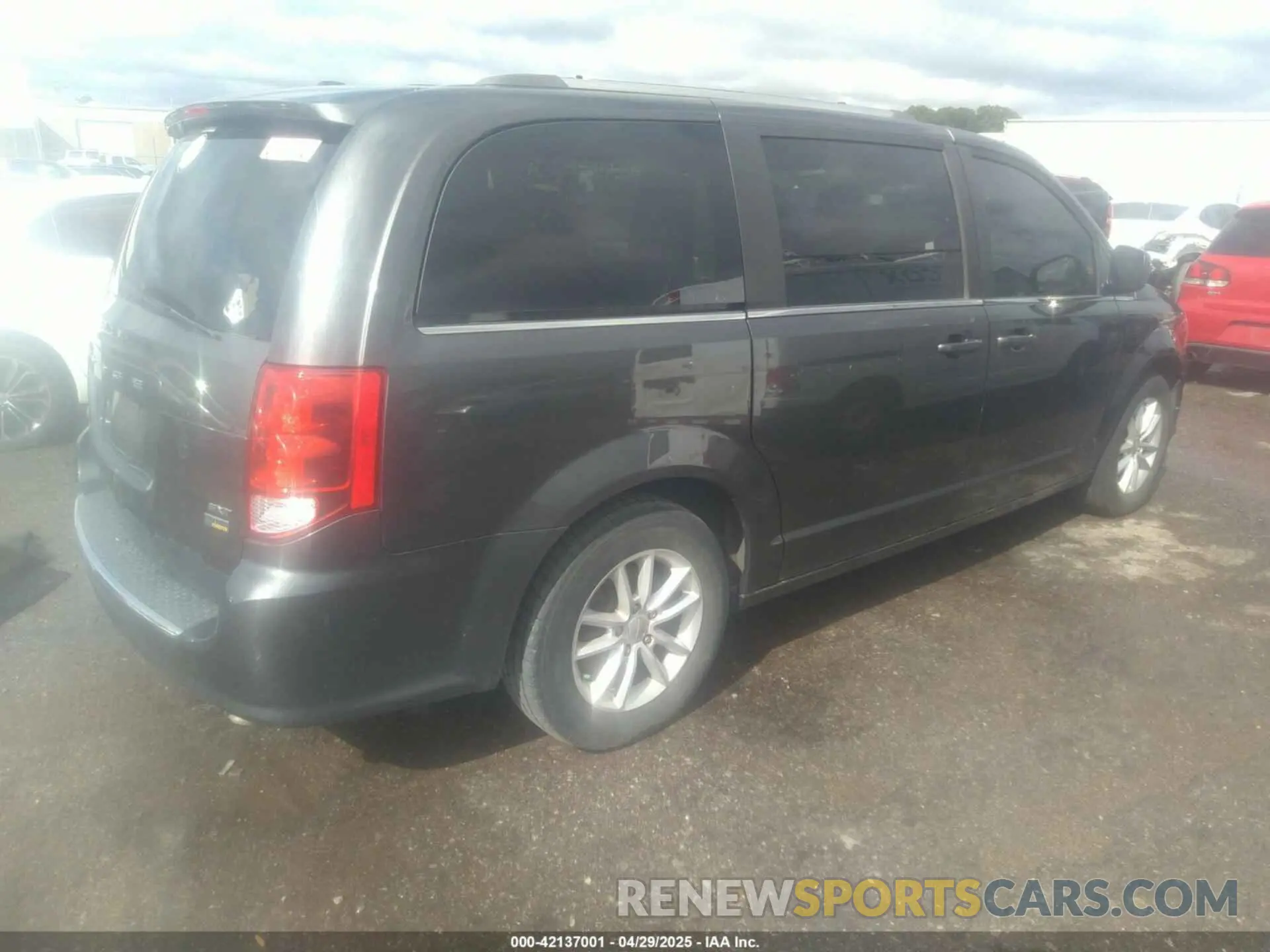 4 Photograph of a damaged car 2C4RDGCG0KR718346 DODGE GRAND CARAVAN 2019