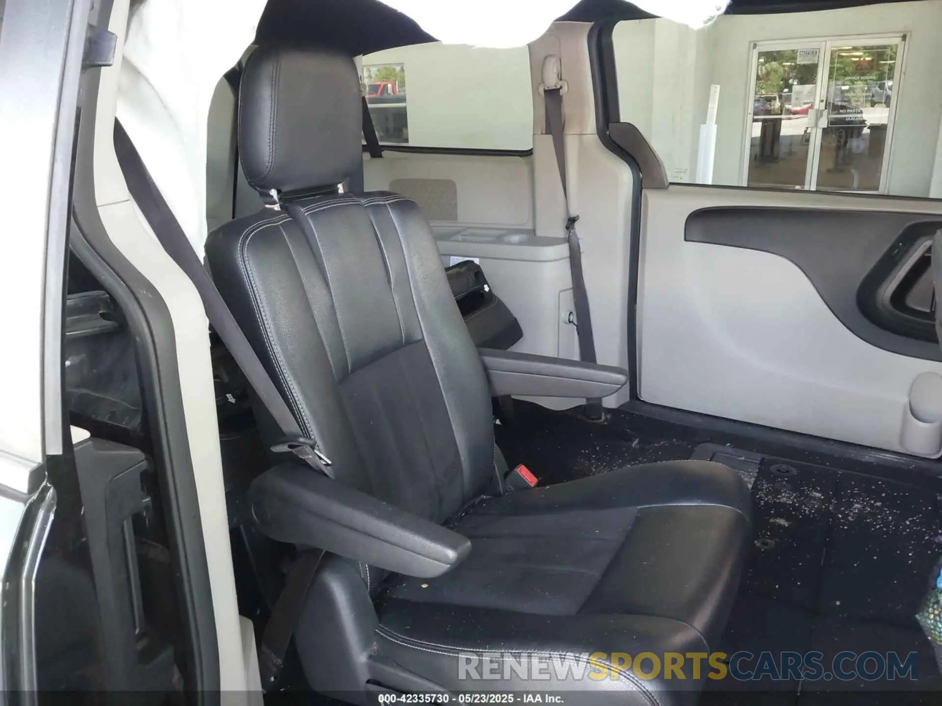 8 Photograph of a damaged car 2C4RDGCG0KR755087 DODGE GRAND CARAVAN 2019