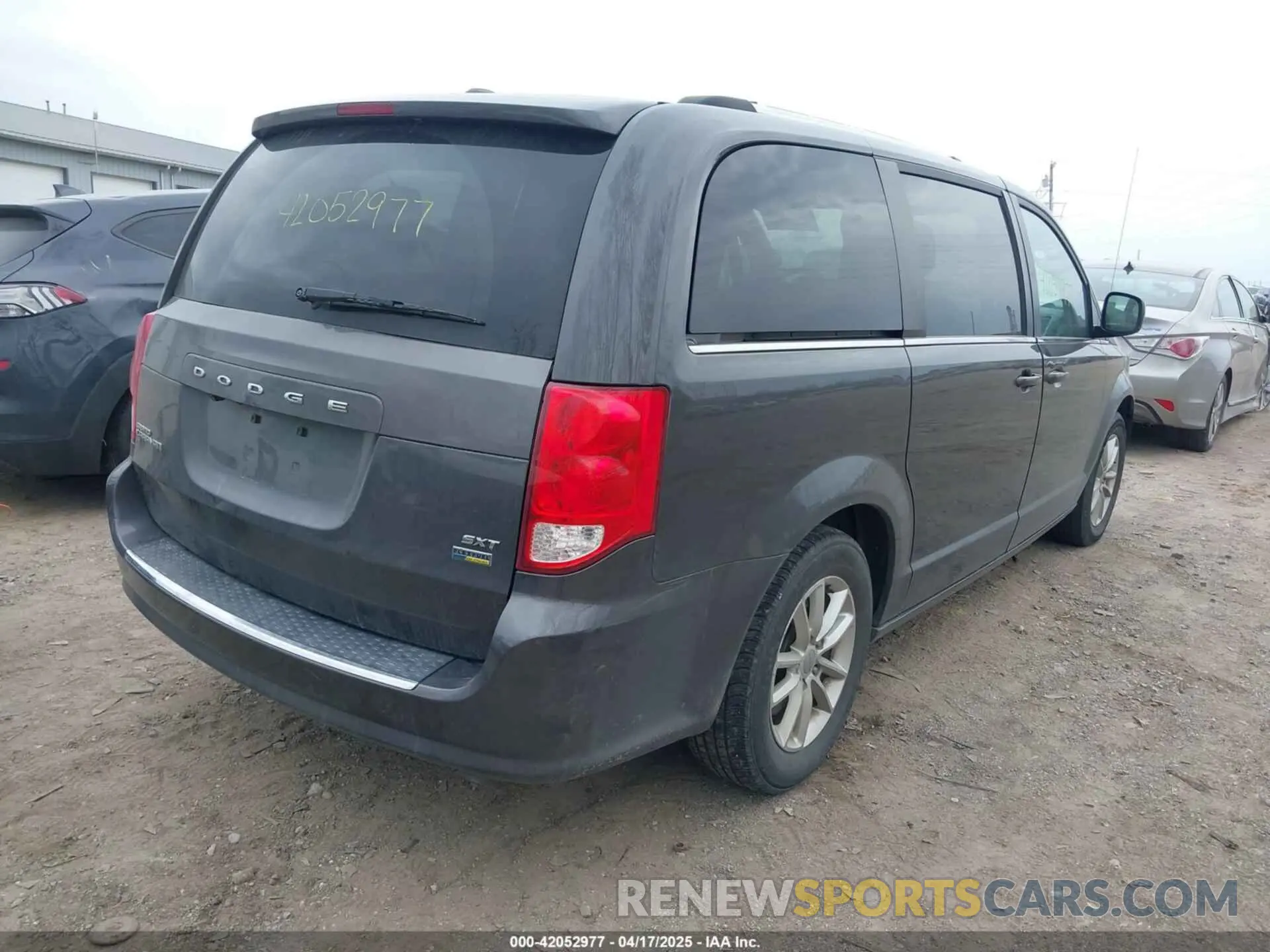 4 Photograph of a damaged car 2C4RDGCG1KR663986 DODGE GRAND CARAVAN 2019