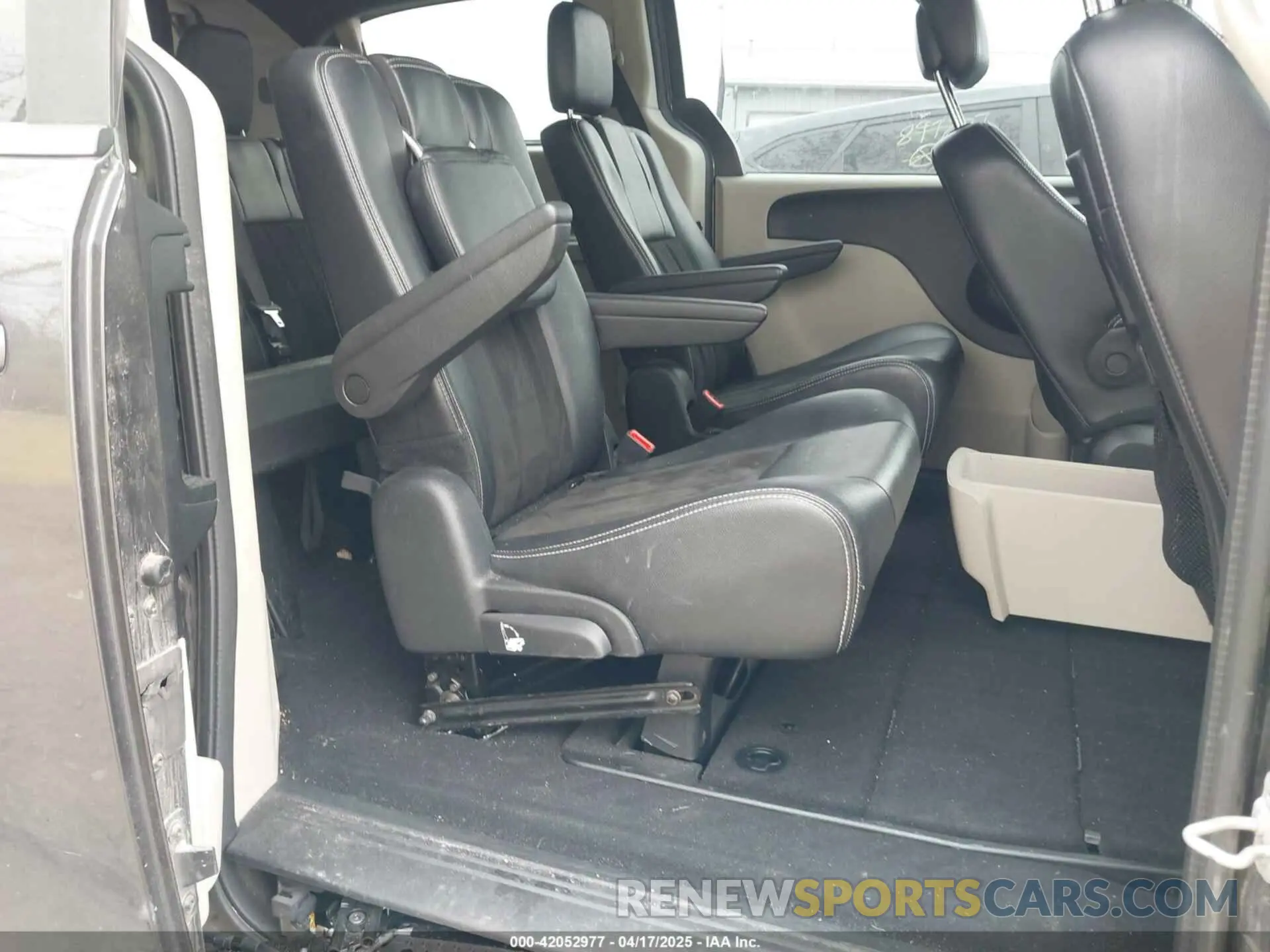 8 Photograph of a damaged car 2C4RDGCG1KR663986 DODGE GRAND CARAVAN 2019