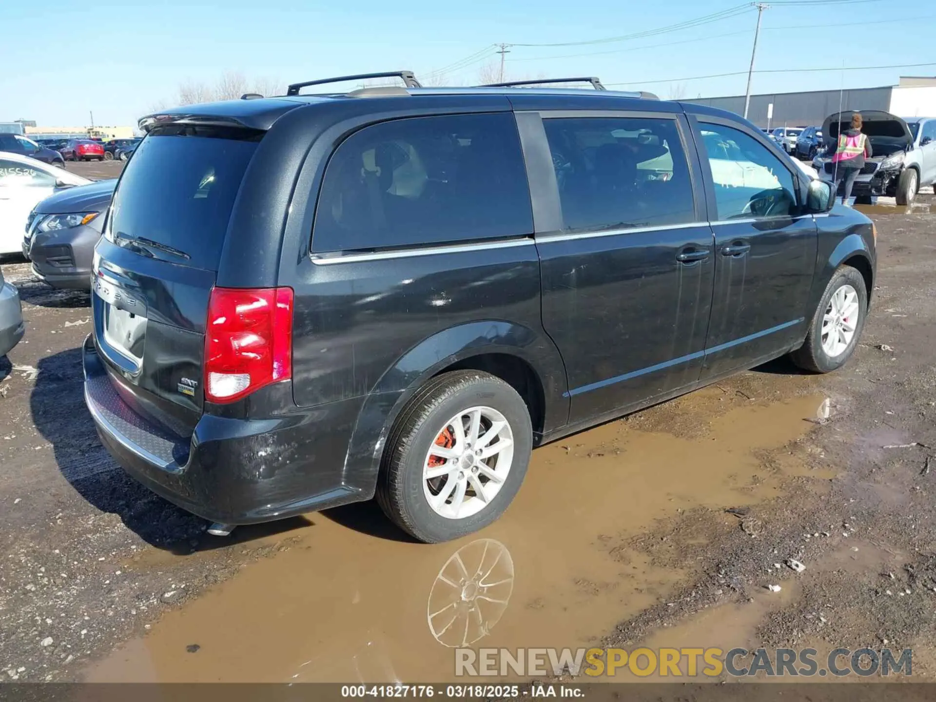 4 Photograph of a damaged car 2C4RDGCG1KR712930 DODGE GRAND CARAVAN 2019